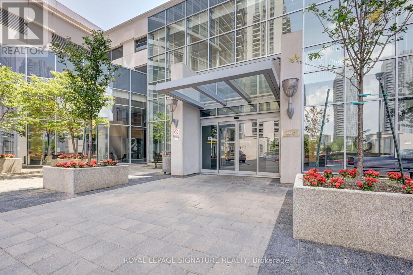 3807 - 125 Village Green Square, Toronto, Ontario  M1S 0G3 - Photo 2 - E13586096