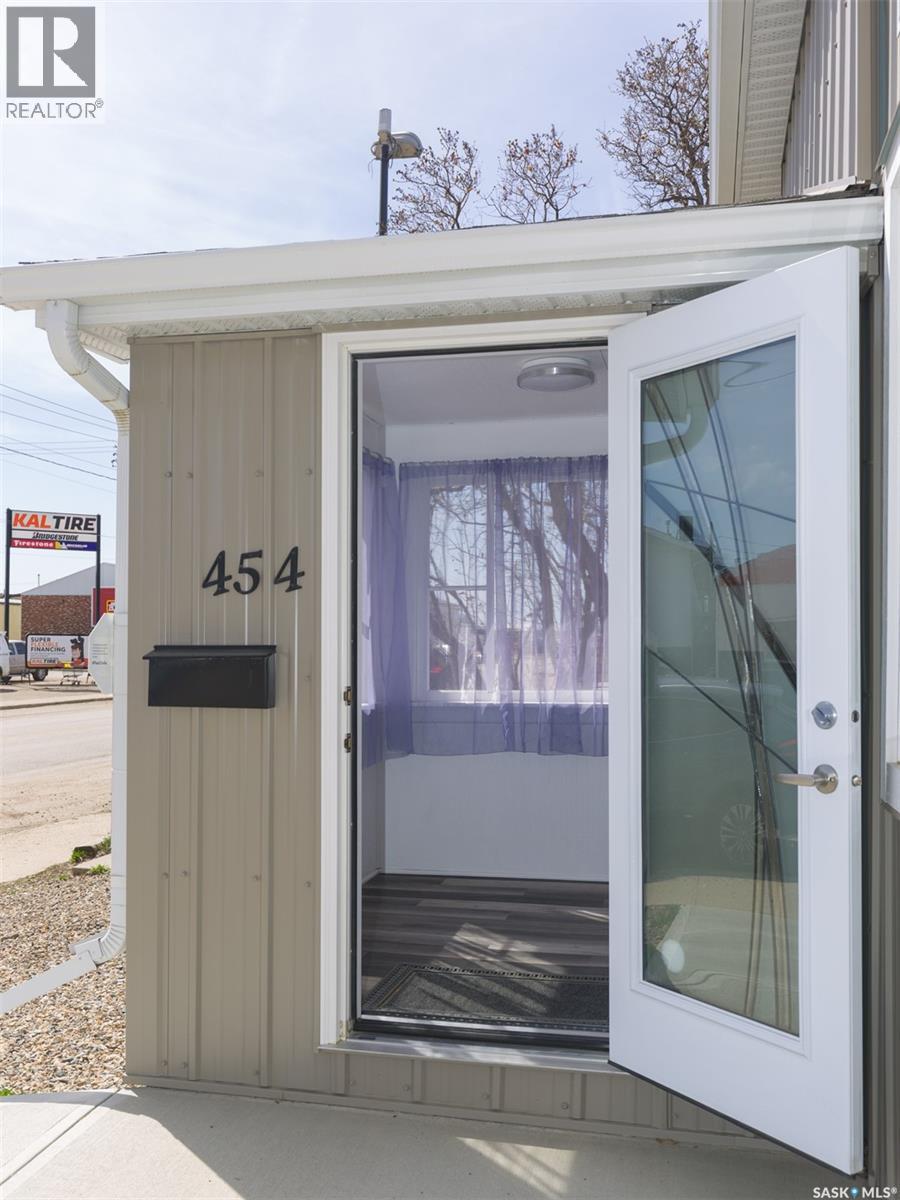 454 Fairford Street W, Moose Jaw, Saskatchewan  S6H 1W2 - Photo 2 - SK043160