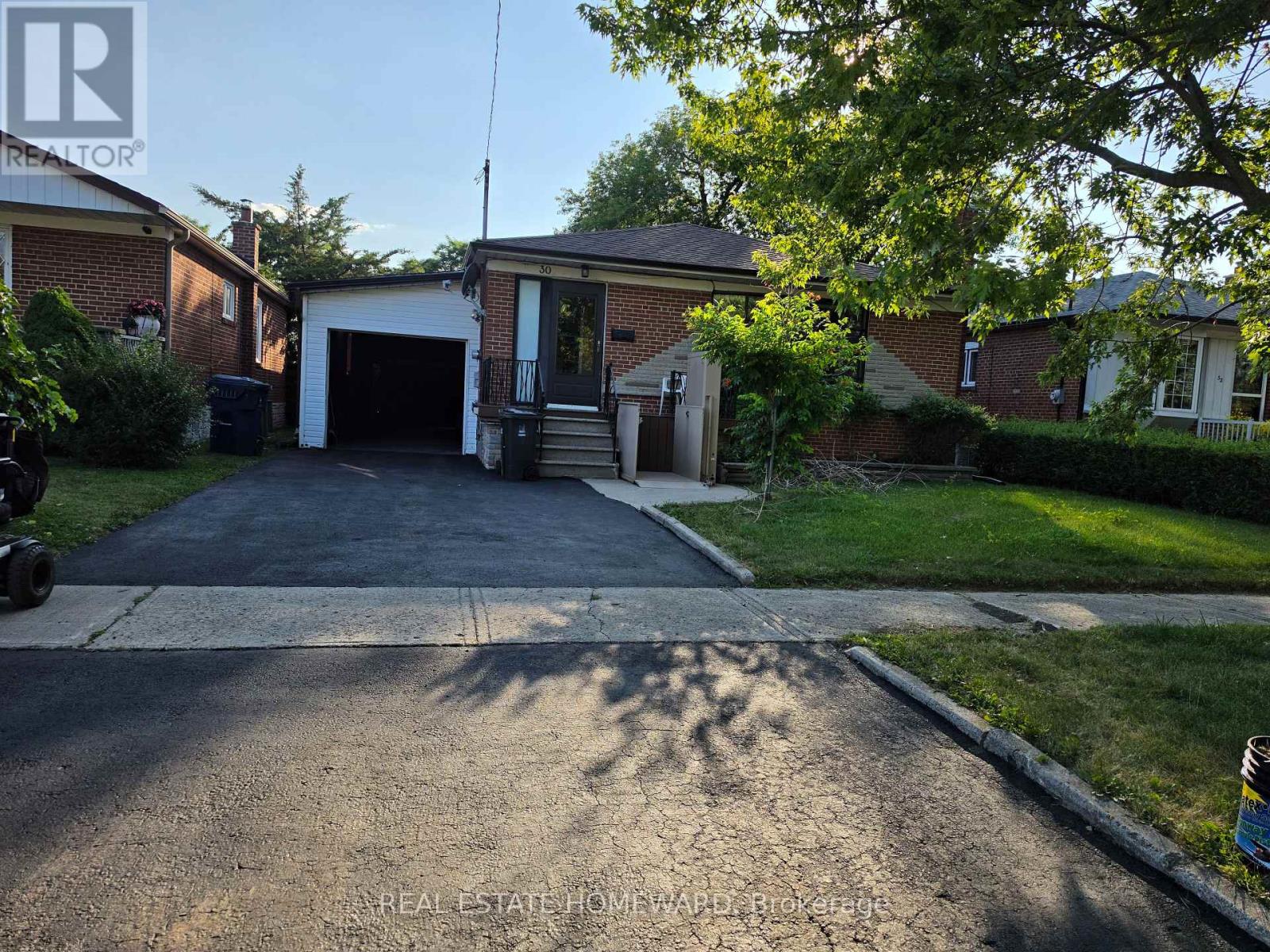 30 BEACON ROAD, Toronto, Ontario