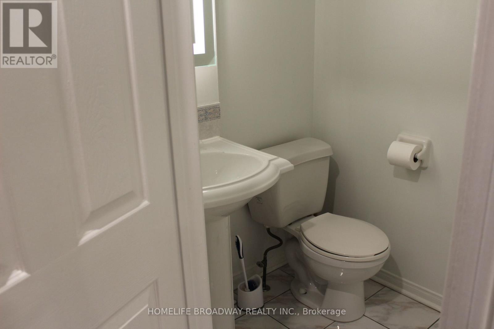 1240 Bantham Street, Mississauga, Ontario L5V 1Y8 - Photo 4 - W13580132