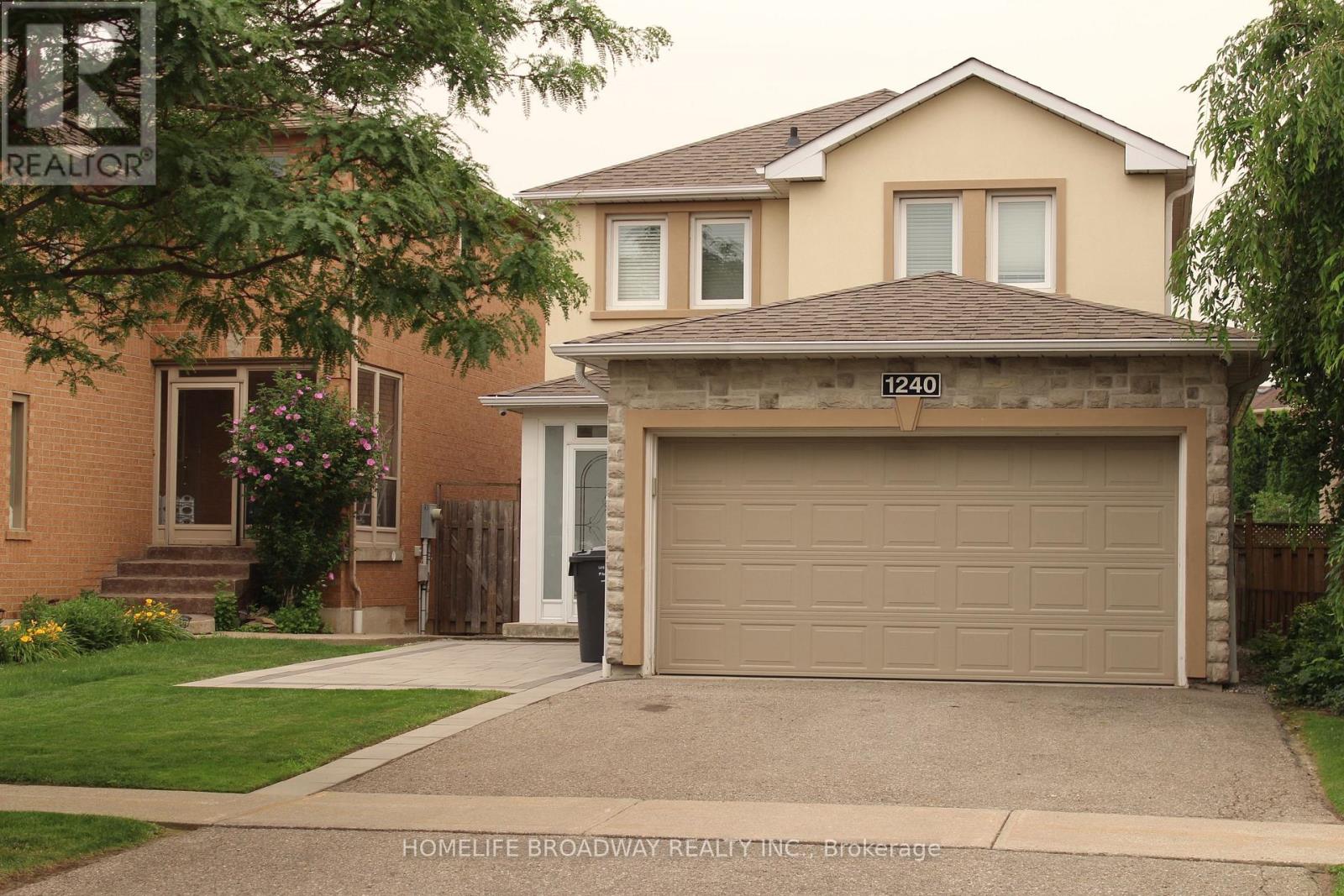1240 Bantham Street, Mississauga, Ontario L5V 1Y8 - Photo 2 - W13580132