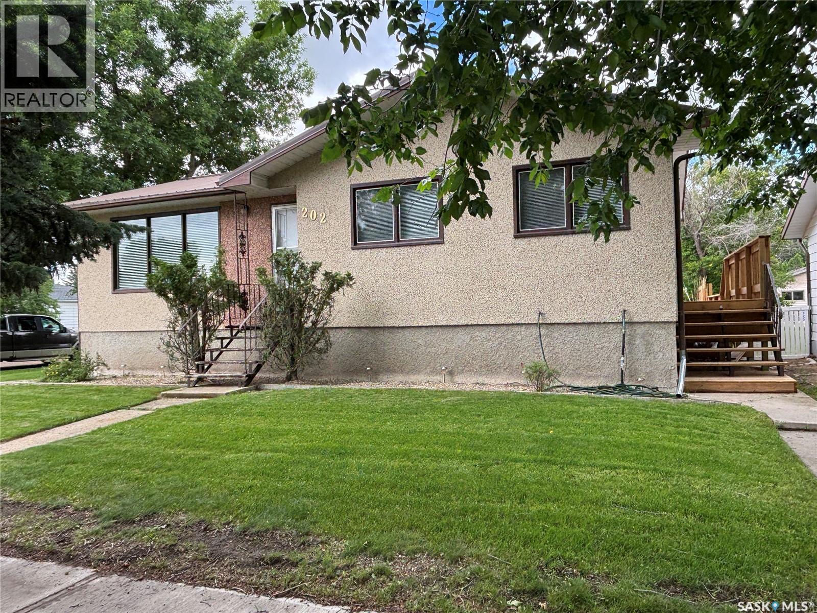 202 Herbert Street, Maple Creek, Saskatchewan  S0N 1N0 - Photo 3 - SK032337