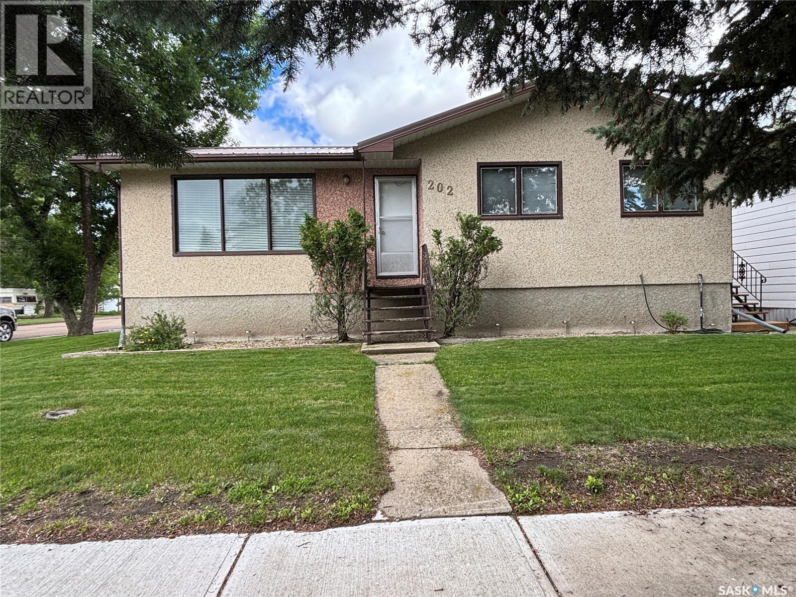 202 Herbert Street, Maple Creek, Saskatchewan  S0N 1N0 - Photo 2 - SK032337