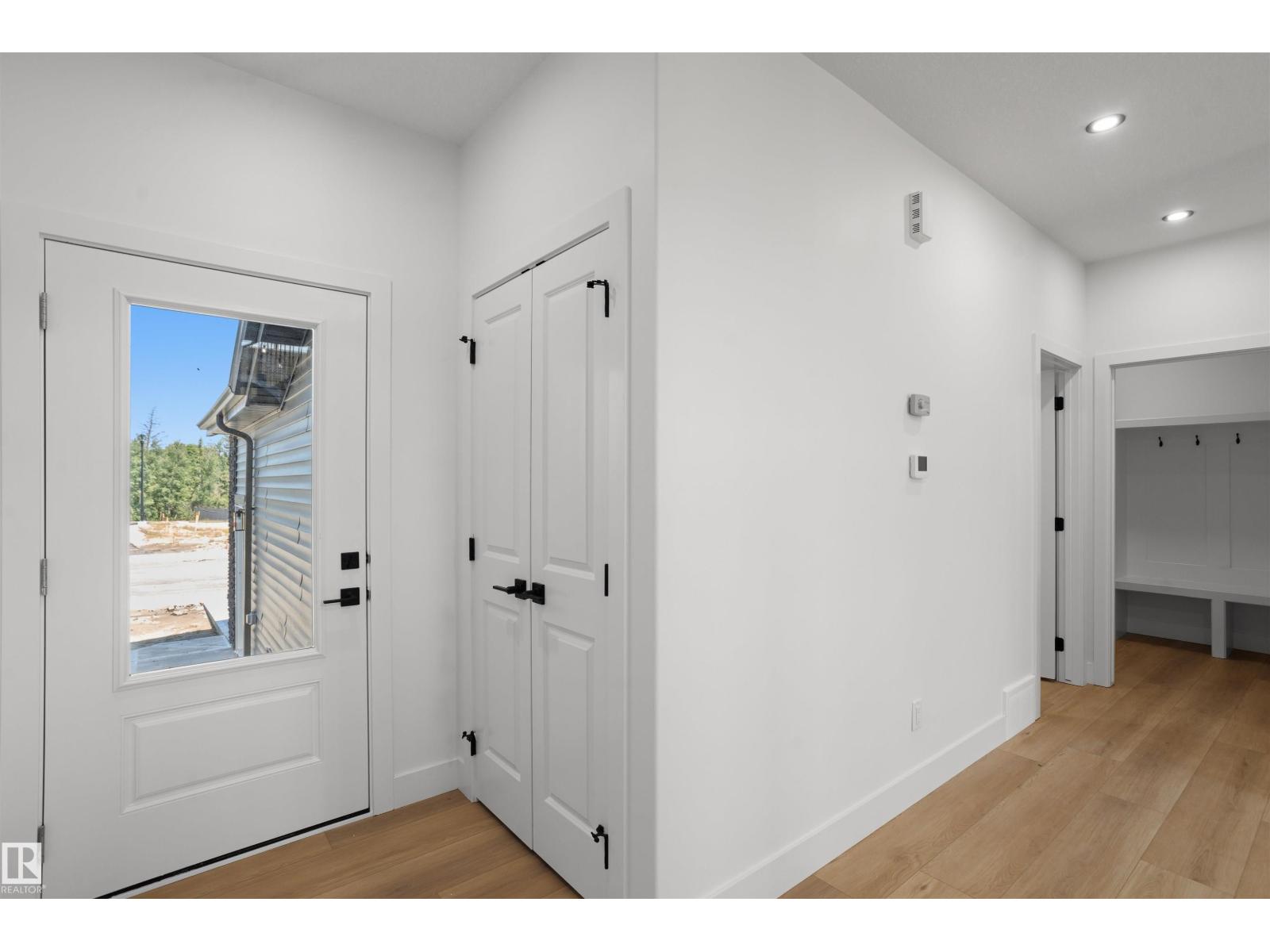 819 158 Av NE, Edmonton, Alberta  T5Y 4M9 - Photo 2 - E4499899
