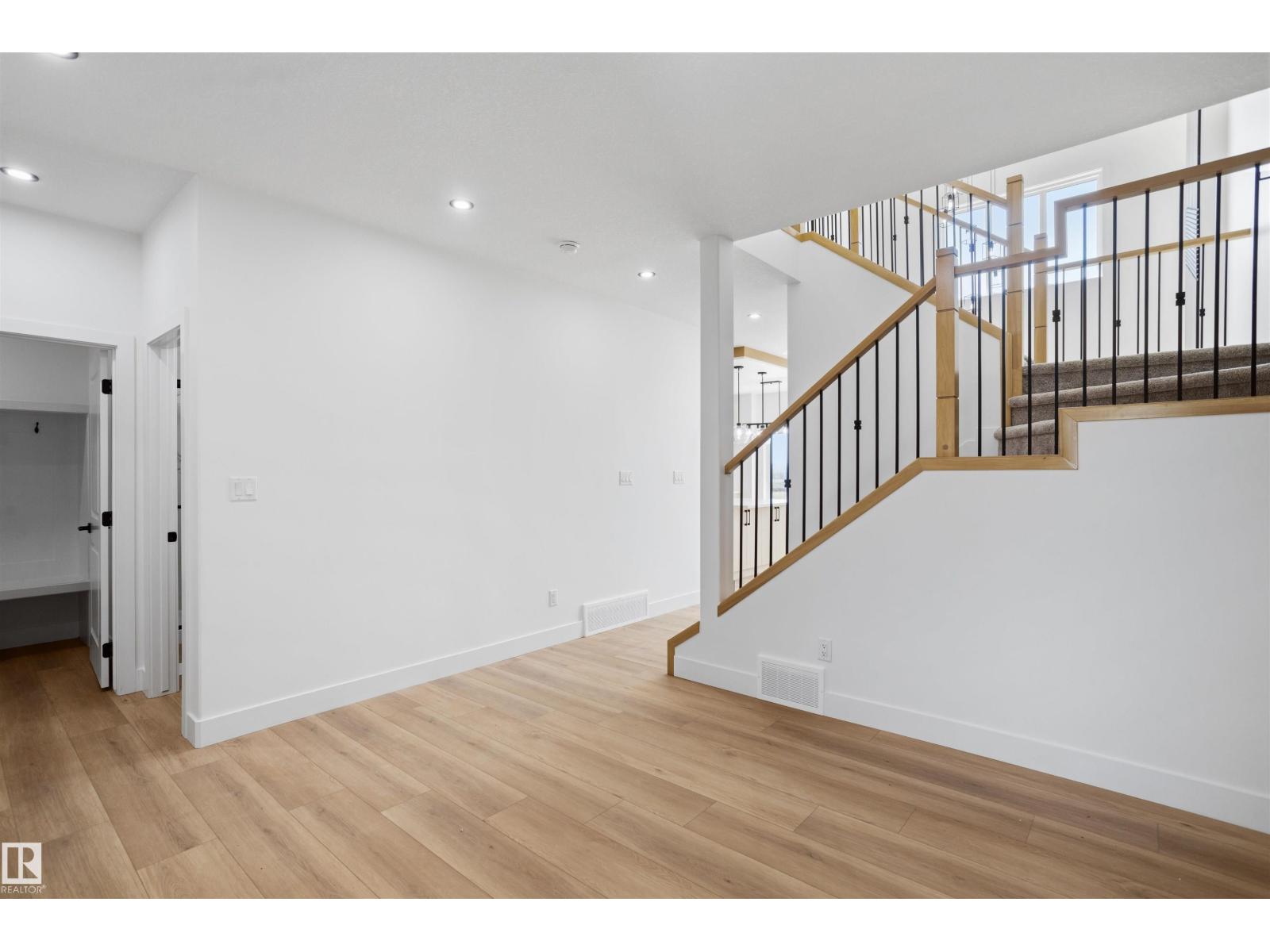 819 158 Av NE, Edmonton, Alberta  T5Y 4M9 - Photo 4 - E4499899