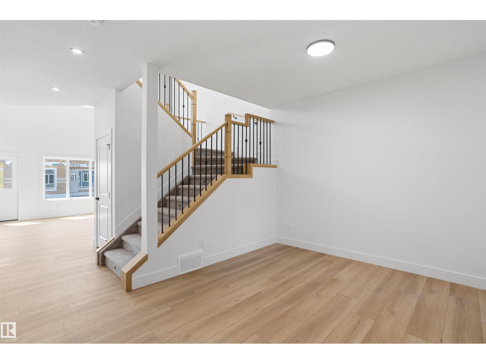 819 158 Av NE, Edmonton, Alberta  T5Y 4M9 - Photo 9 - E4499899