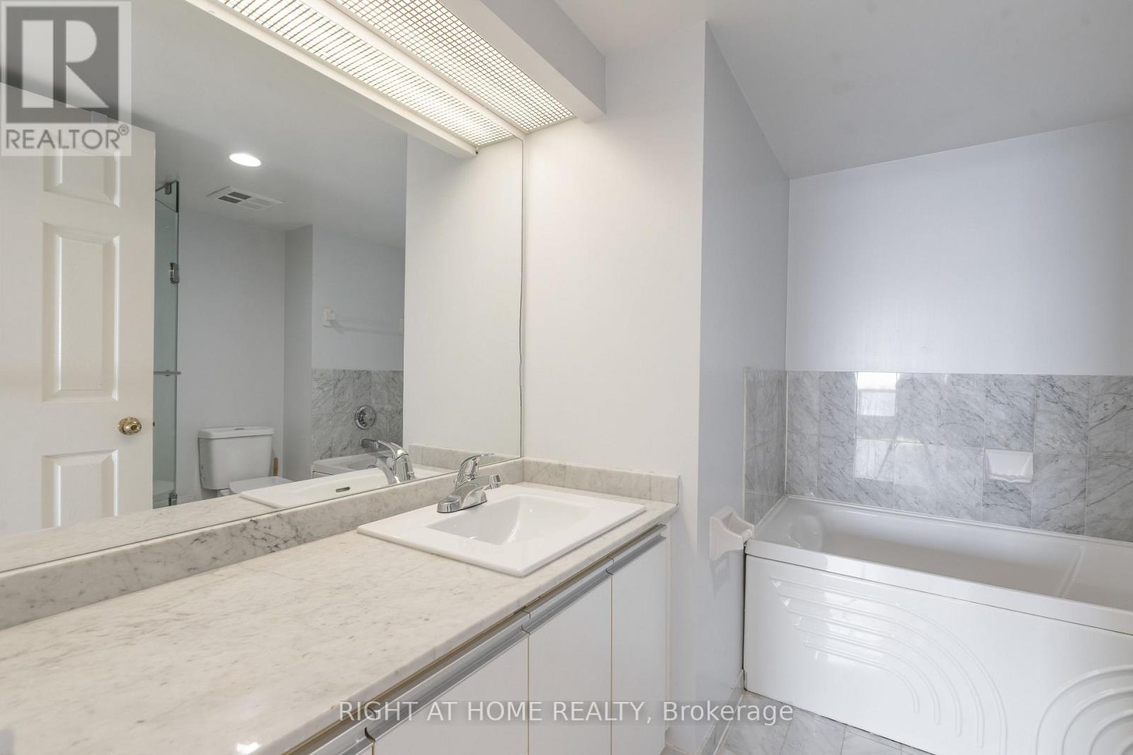 2211 - 5 Concorde Place, Toronto, Ontario  M3C 3M8 - Photo 13 - C13586758