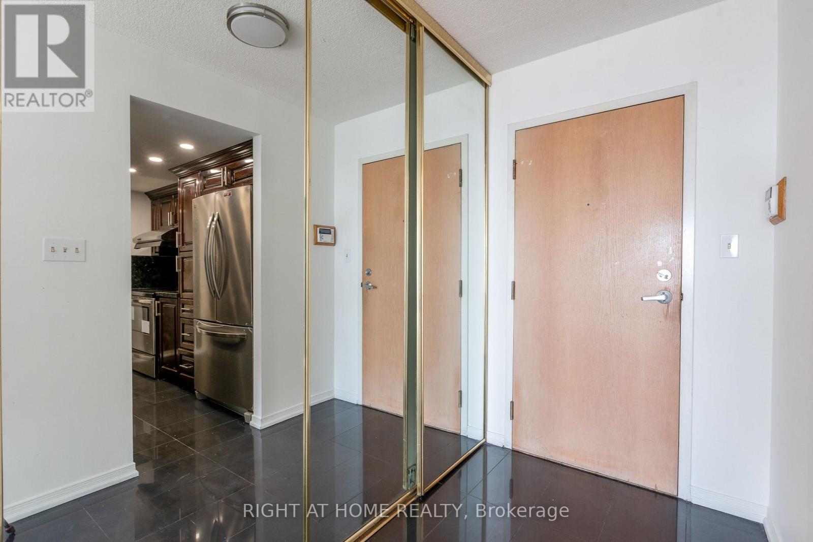 2211 - 5 Concorde Place, Toronto, Ontario  M3C 3M8 - Photo 2 - C13586758
