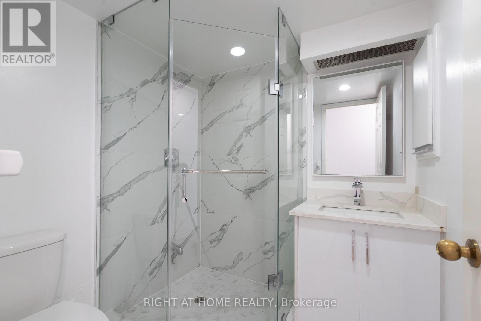 2211 - 5 Concorde Place, Toronto, Ontario  M3C 3M8 - Photo 9 - C13586758
