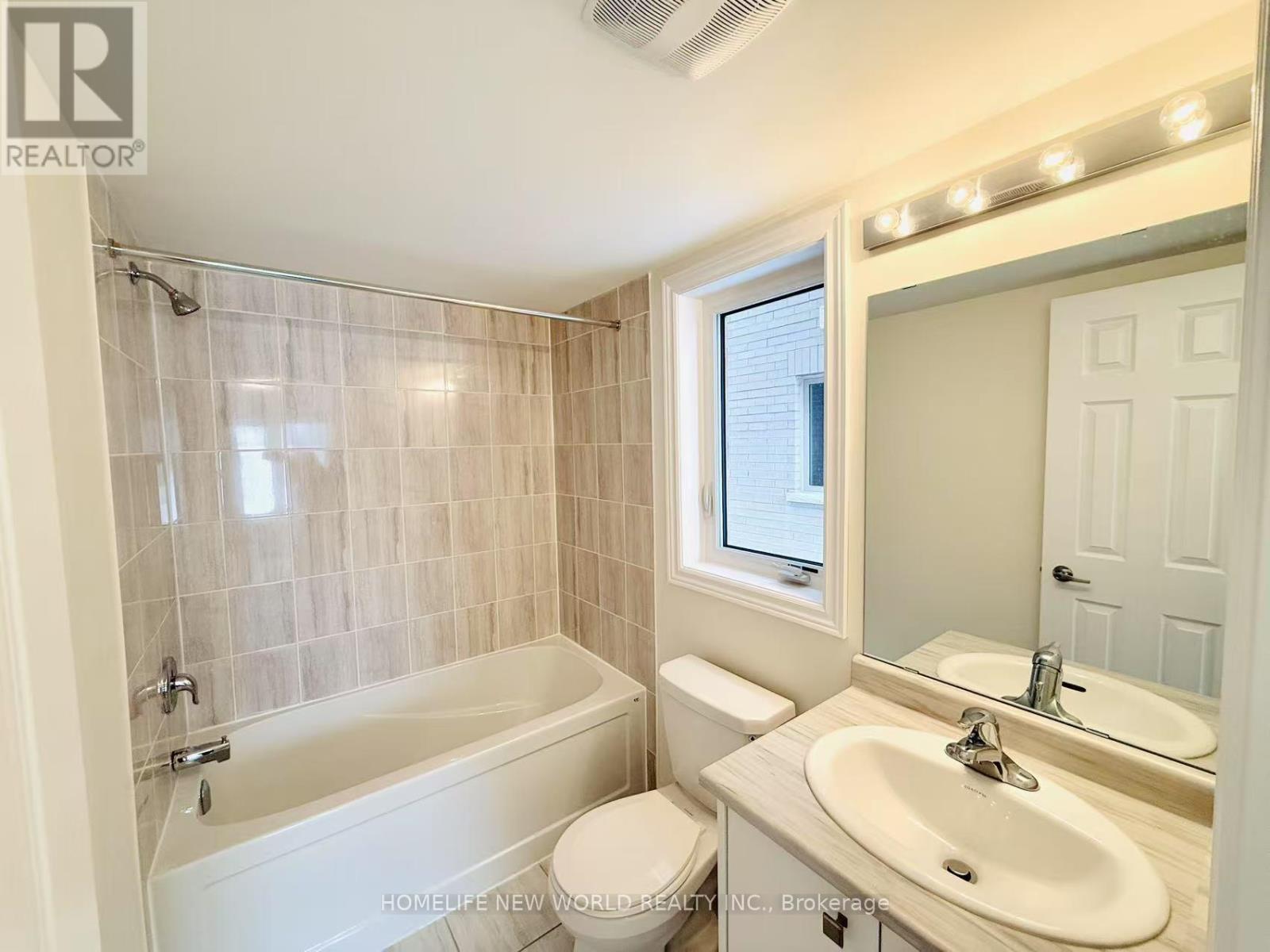 925 Crowsnest Hollow, Pickering, Ontario L1X 0P4 - Photo 4 - E13586812