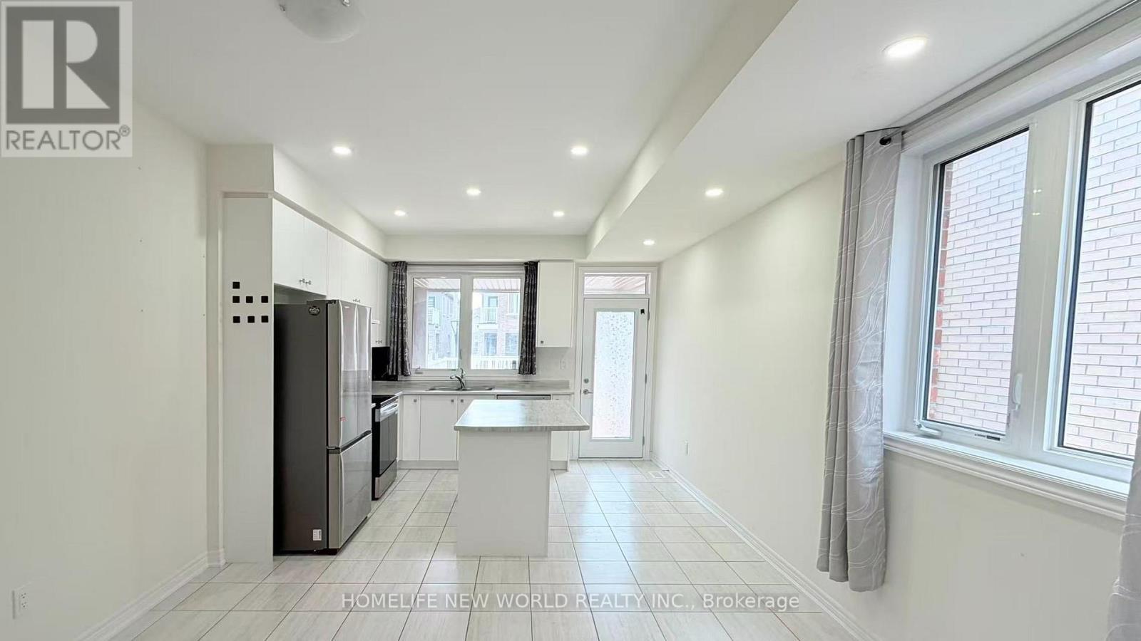 925 Crowsnest Hollow, Pickering, Ontario L1X 0P4 - Photo 5 - E13586812