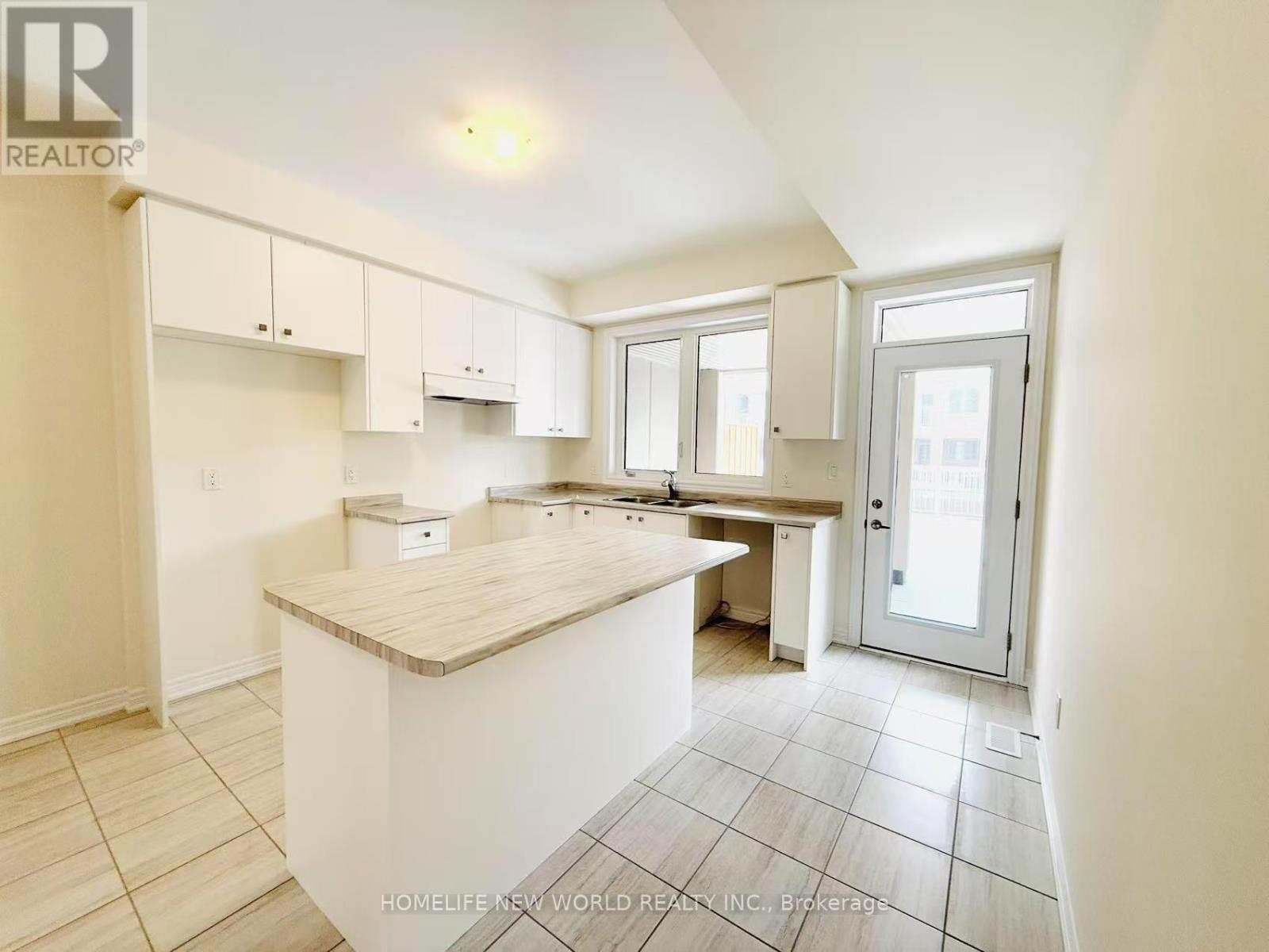 925 Crowsnest Hollow, Pickering, Ontario L1X 0P4 - Photo 9 - E13586812