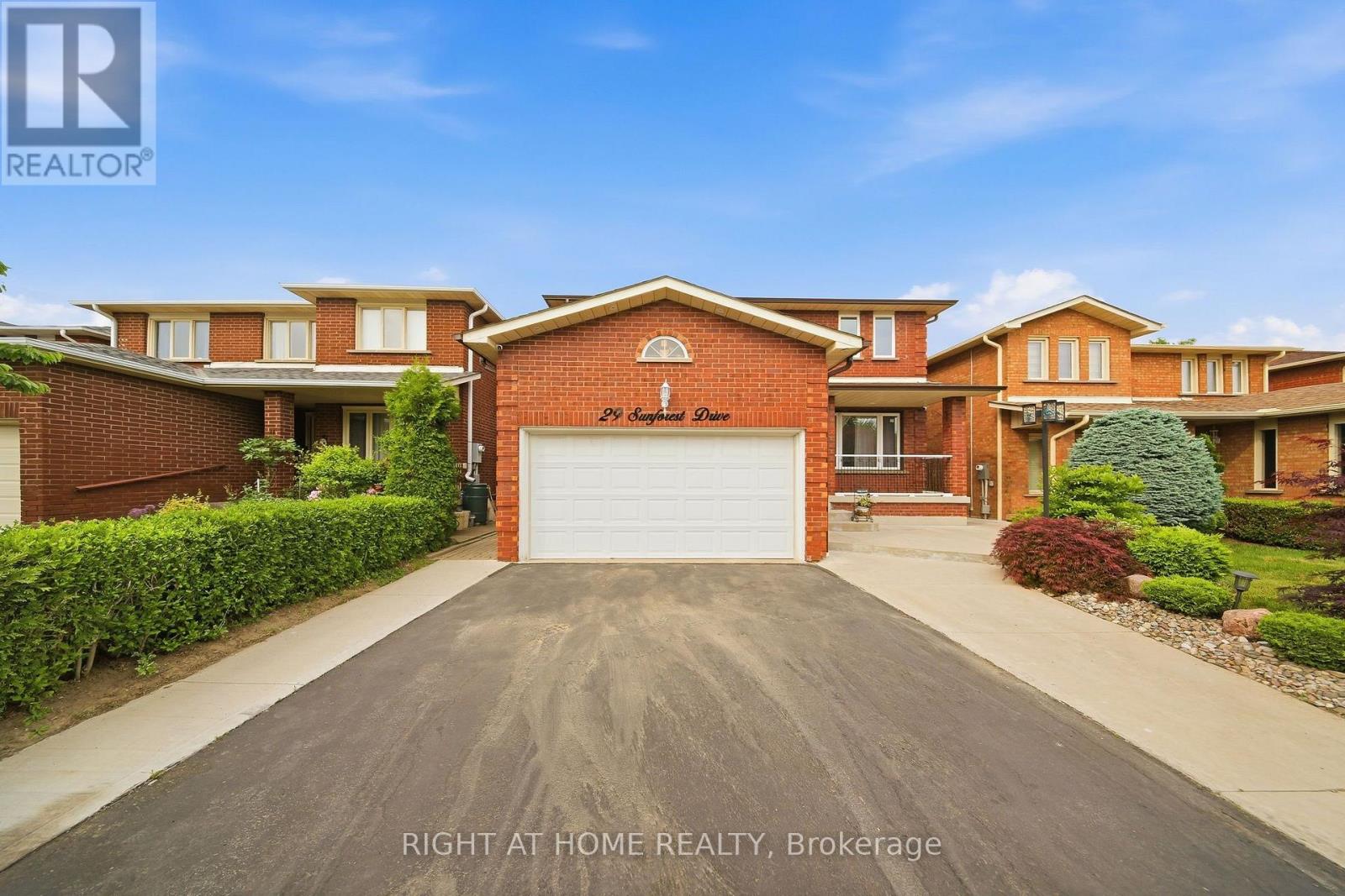 29 Sunforest Drive, Brampton, Ontario L6Z 2Z3 - Photo 4 - W13586802