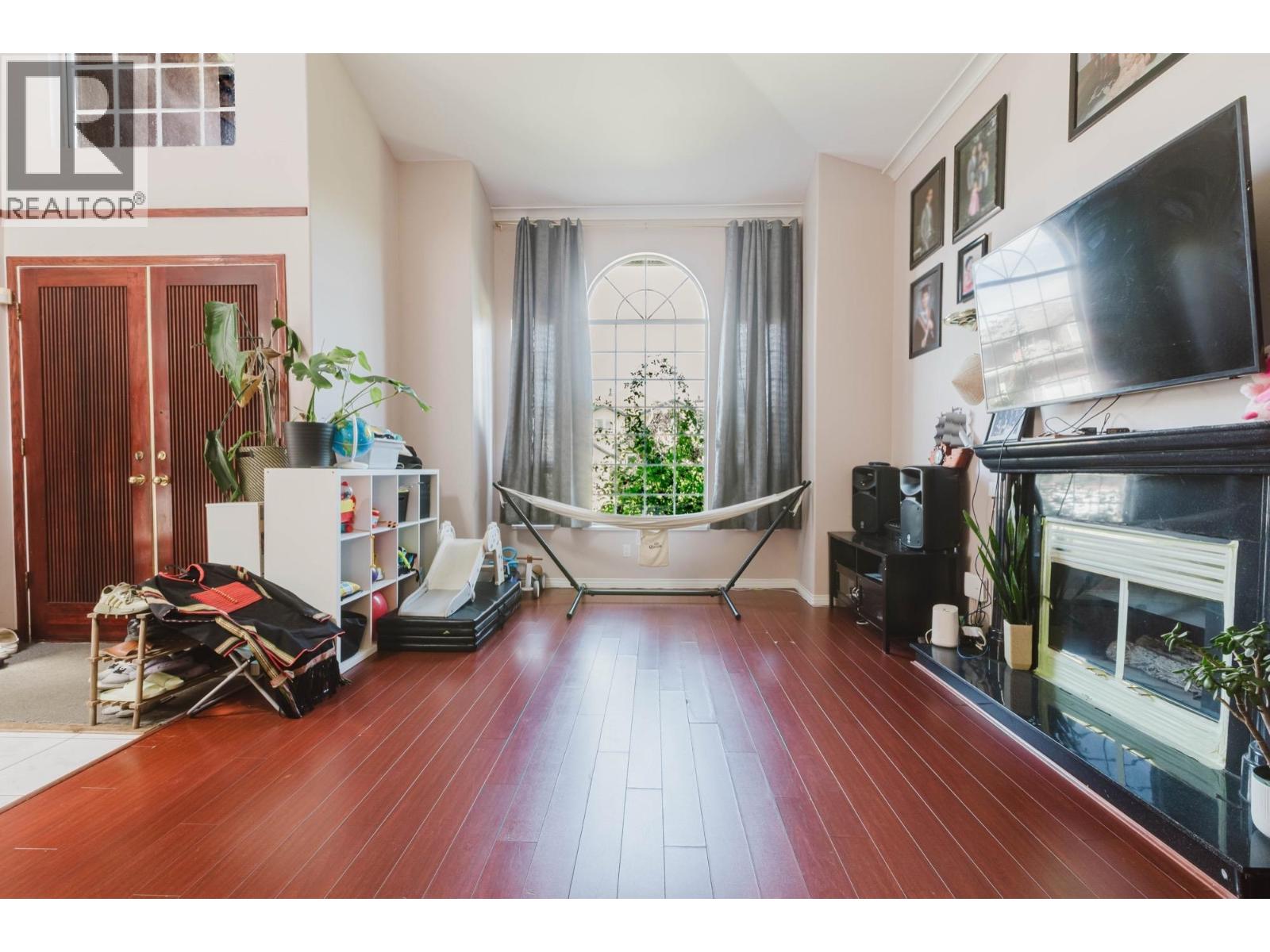 1226 Salter Street, New Westminster, British Columbia V3M 5A7 - Photo 2 - R3147937
