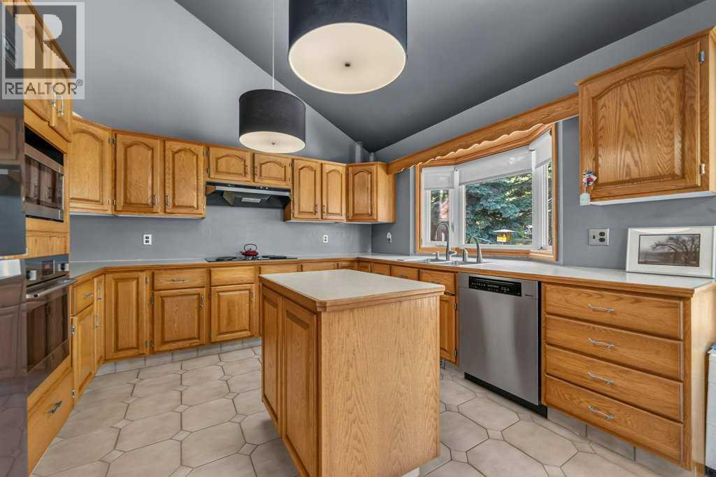 128 Santana Court NW, Calgary, Alberta  T3K 3L9 - Photo 10 - A2330442