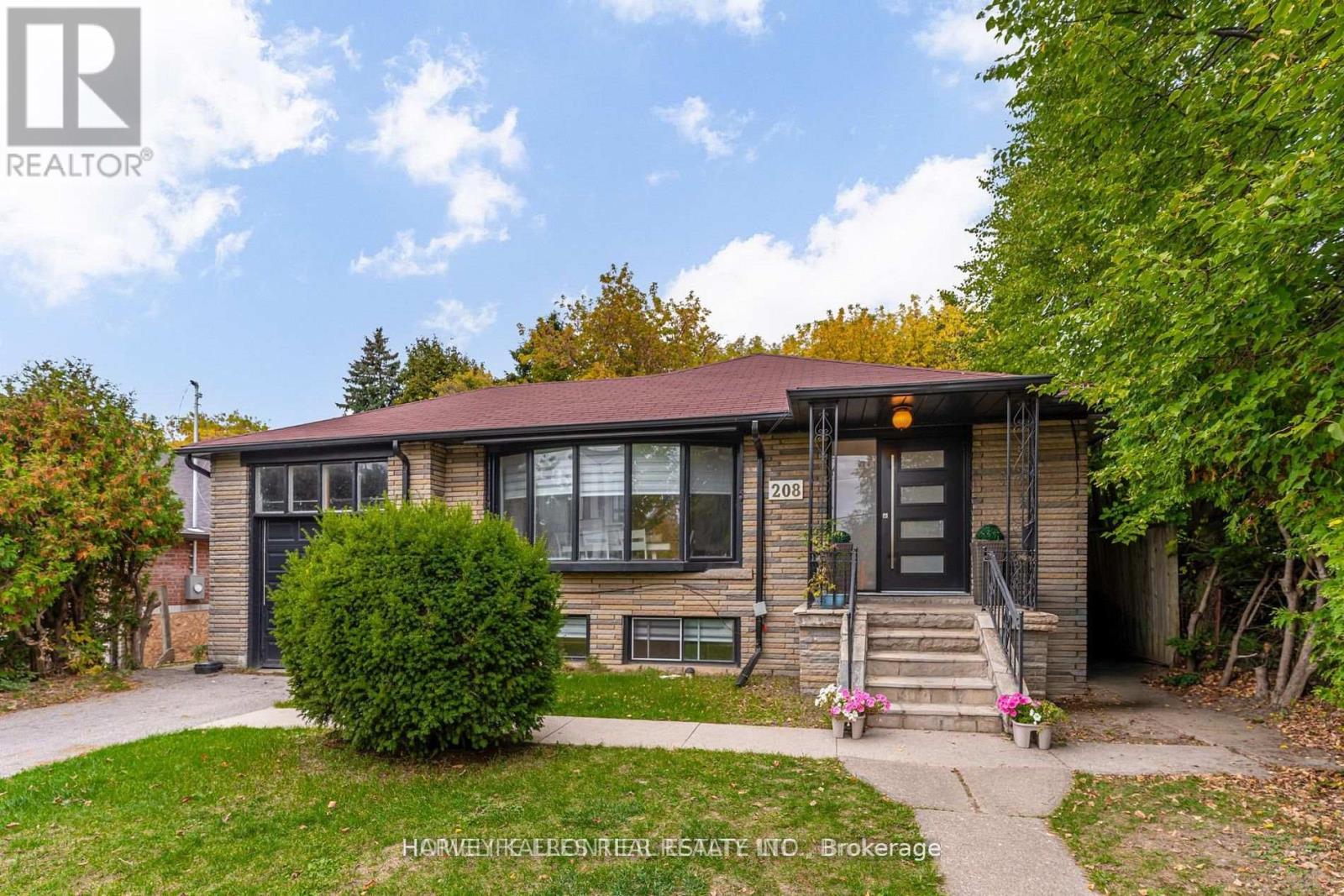 <div class="slider-price">$1,568,000</div><p>208 Betty Ann Drive, Toronto, Ontario</p>