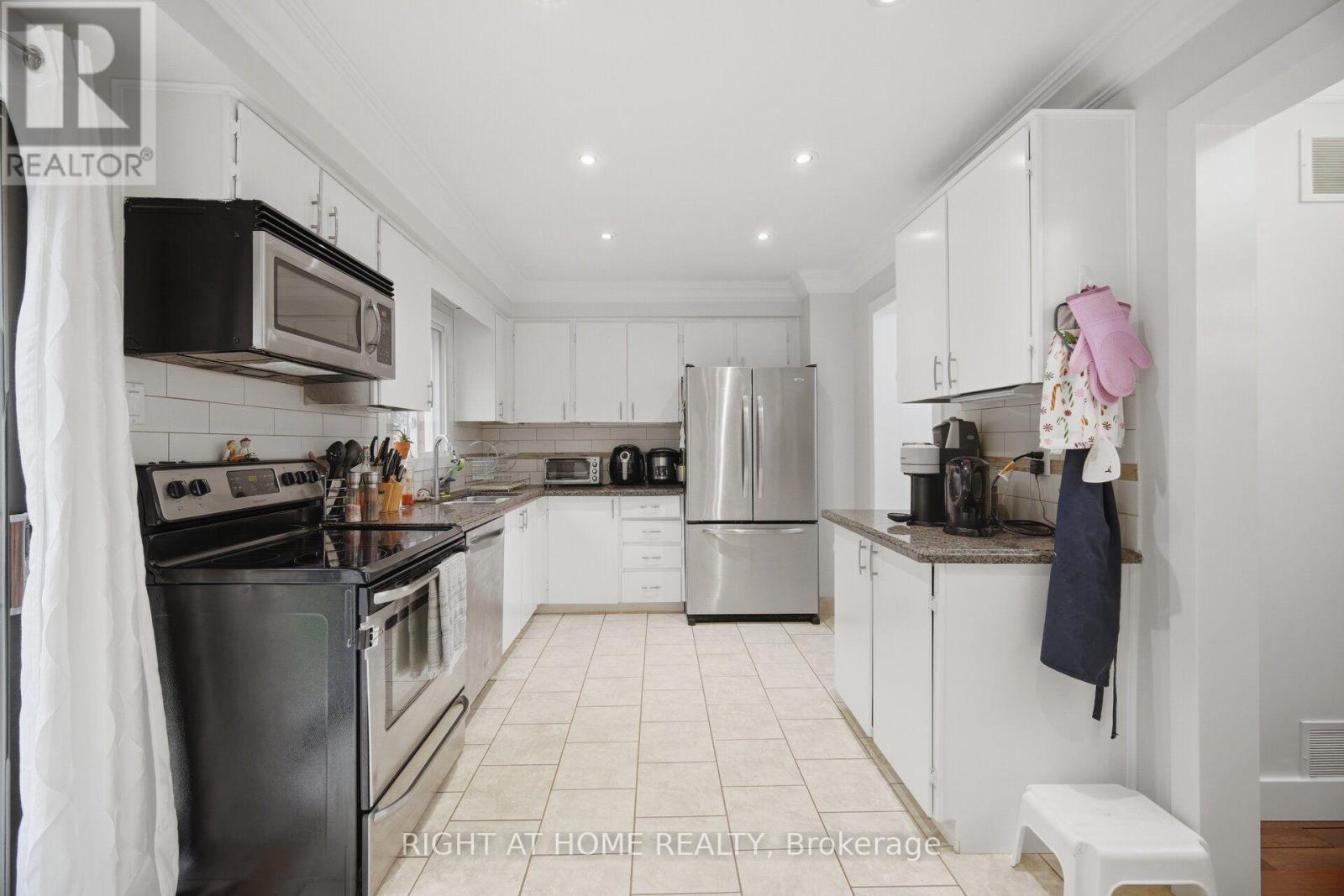 121 Bob O'link Avenue, Vaughan, Ontario  L4K 1H1 - Photo 9 - N13586930