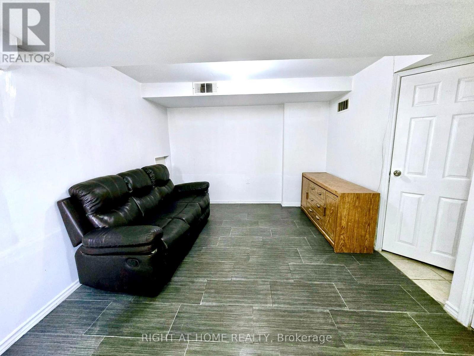 B - 55 Velvet Grass Lane, Brampton, Ontario  L6R 1W1 - Photo 4 - W13586876