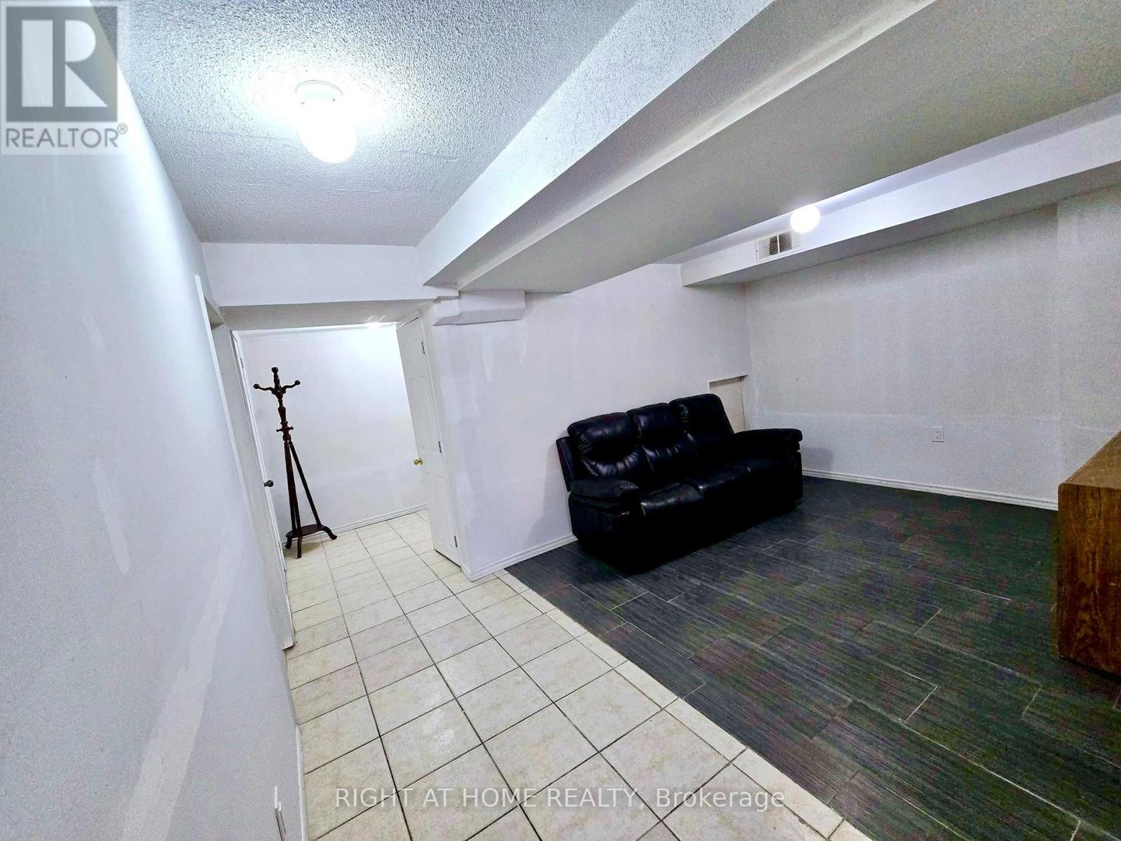 B - 55 Velvet Grass Lane, Brampton, Ontario  L6R 1W1 - Photo 5 - W13586876