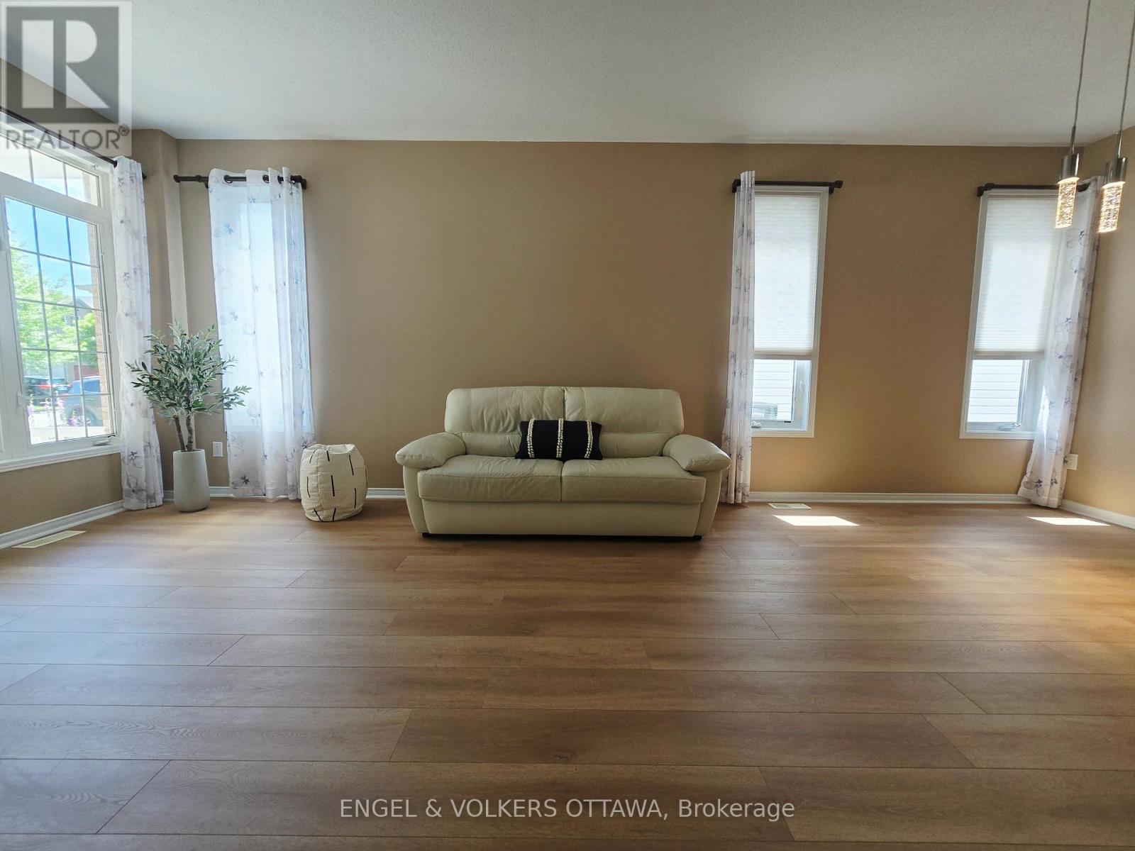 166 Macara Crescent, Ottawa, Ontario  K2K 0C9 - Photo 5 - X13540974