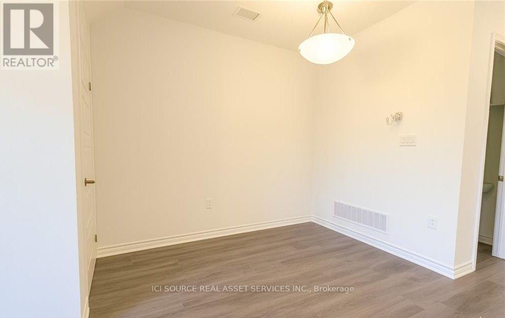 933 Amand Drive, Kitchener, Ontario N2E 3Y2 - Photo 4 - X13587076