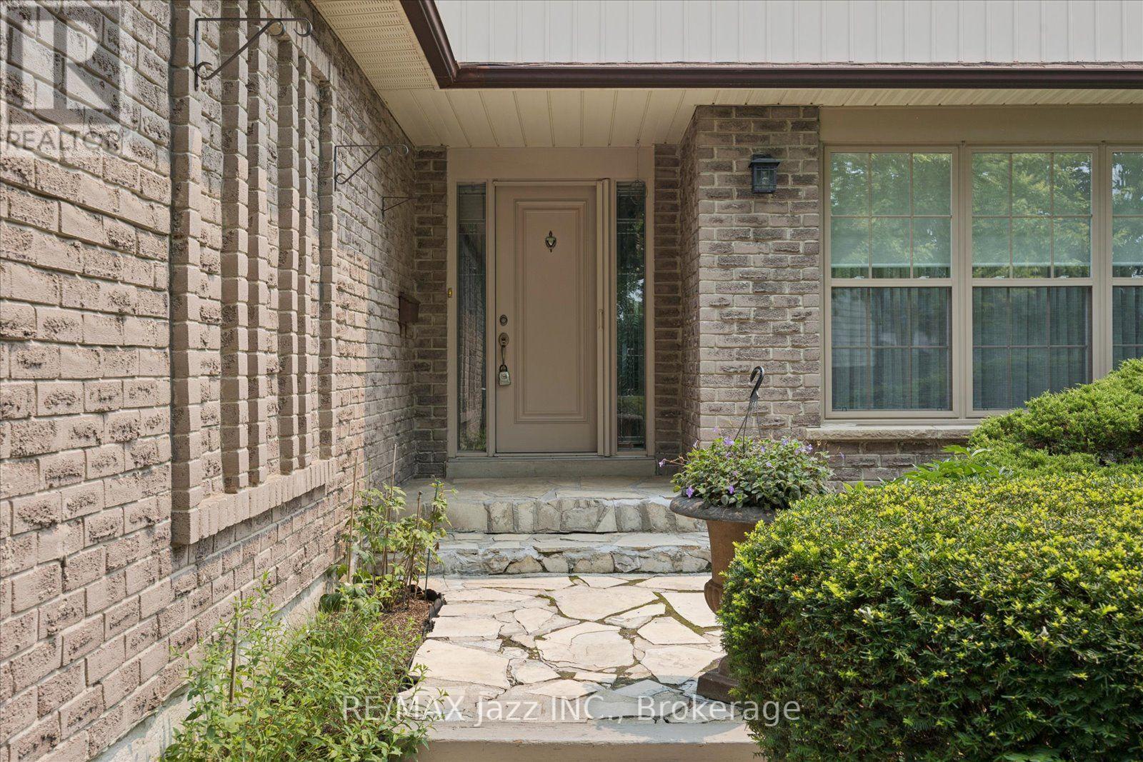 38 Trinity Crescent, Whitby, Ontario L1N 6L2 - Photo 2 - E13587214