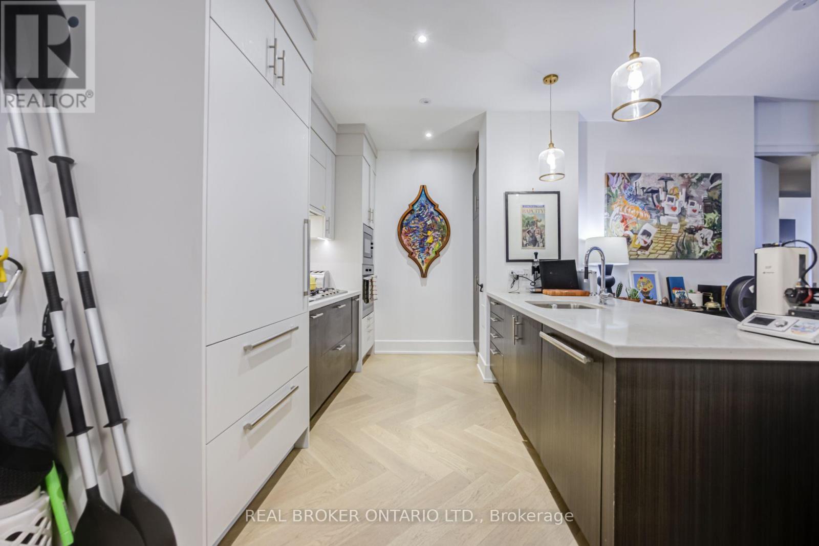916 - 29 Queens Quay E, Toronto, Ontario M5E 0A4 - Photo 2 - C13587172