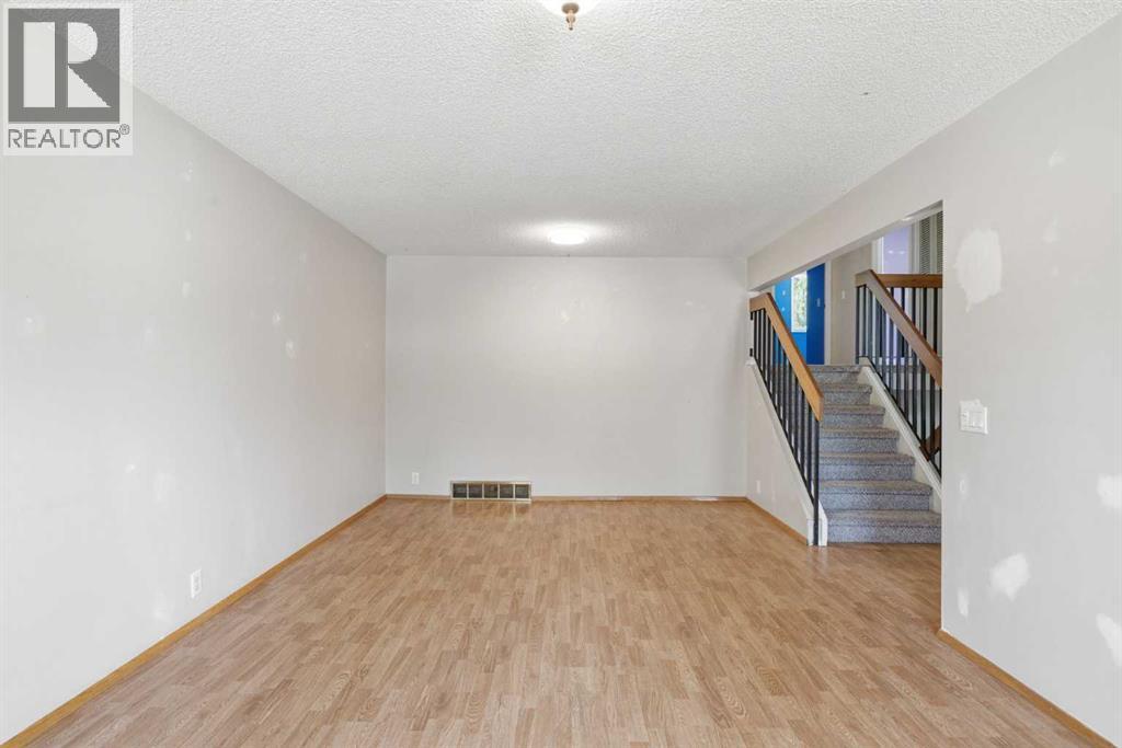 39 Woodglen Way Sw, Calgary, Alberta  T2W 4W8 - Photo 5 - A2328228
