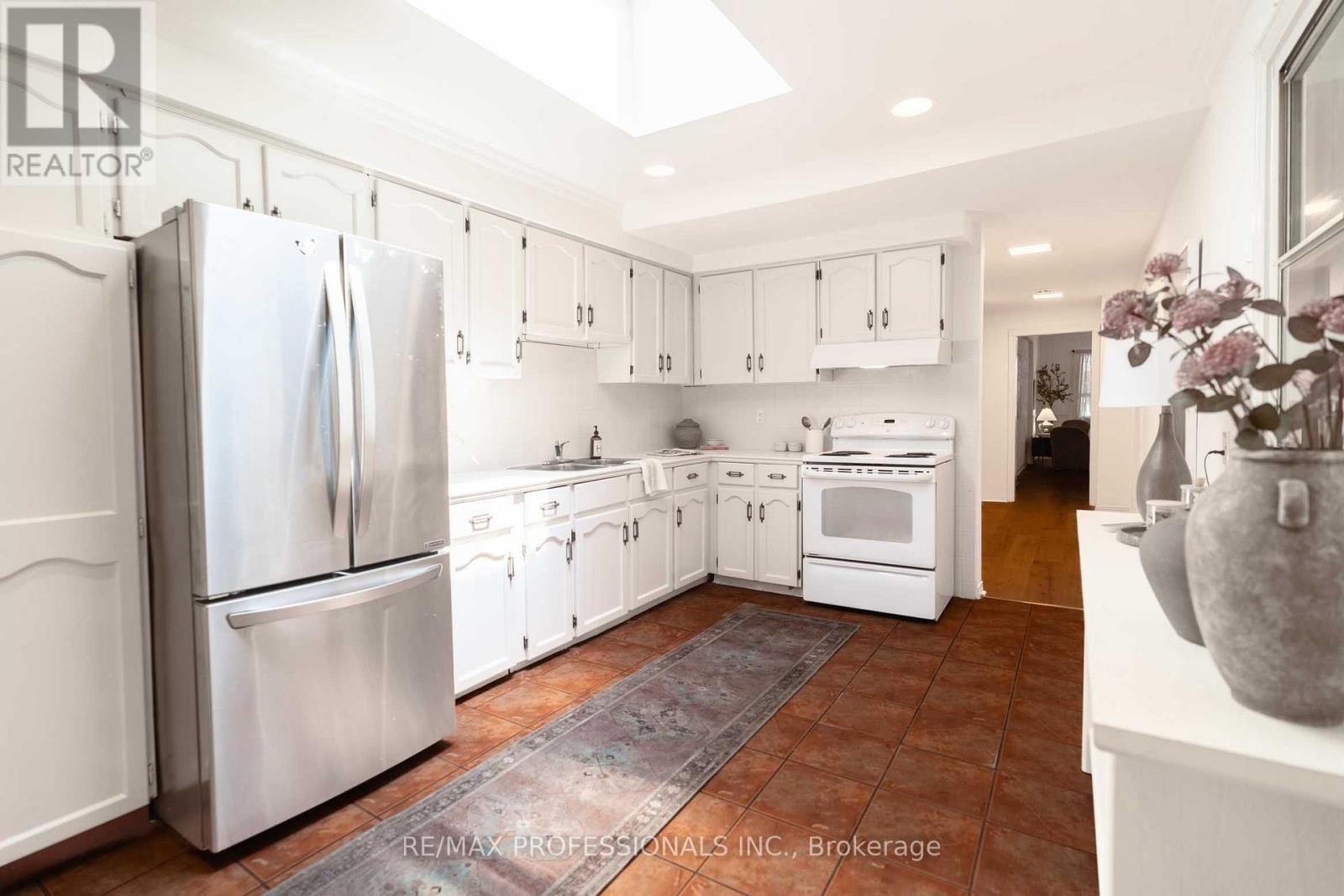 358 Pacific Avenue, Toronto, Ontario M6P 2R1 - Photo 8 - W13586978