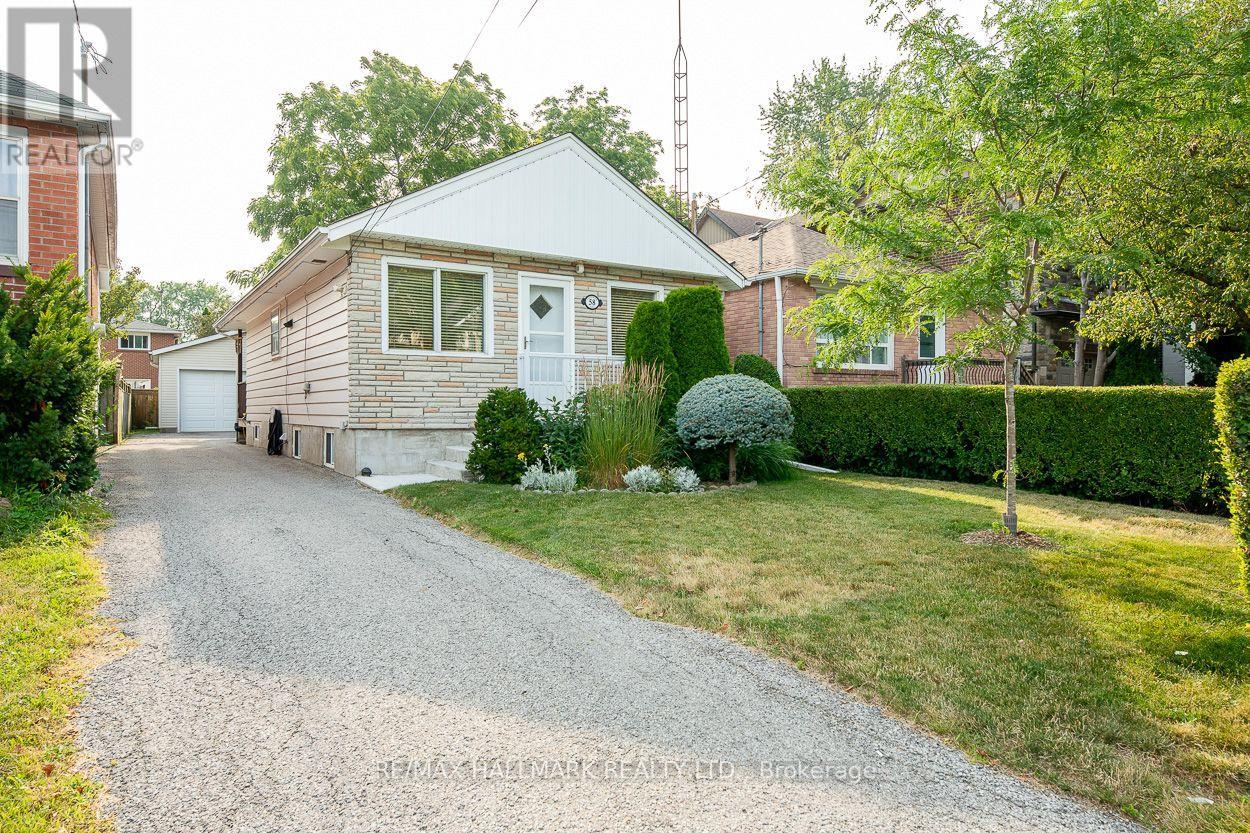 <div class="slider-price">$795,000</div><p>58 Claremore Avenue, Toronto, Ontario</p>