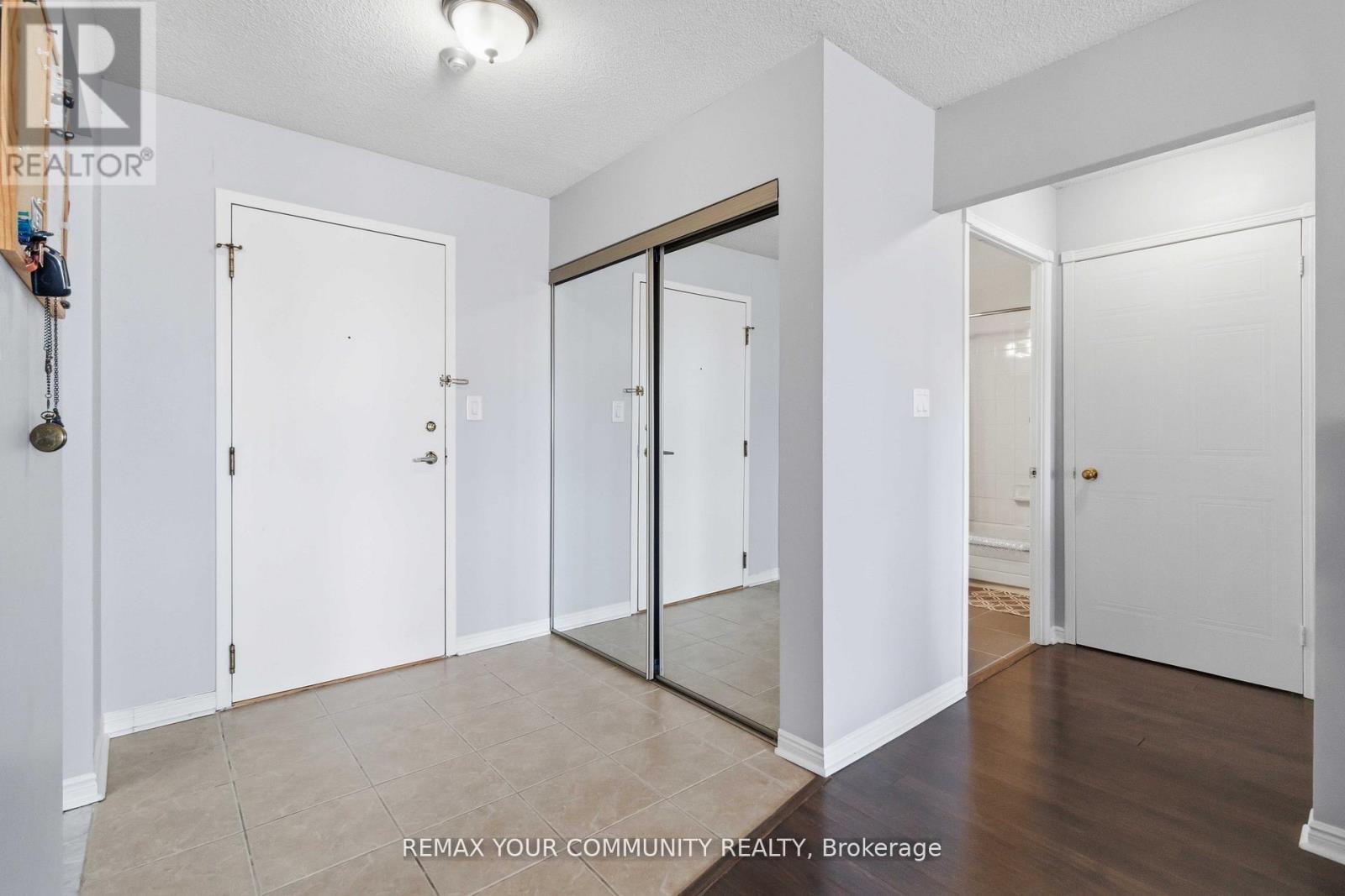 1109 - 135 Hillcrest Avenue, Mississauga, Ontario  L5B 4B1 - Photo 4 - W13587240