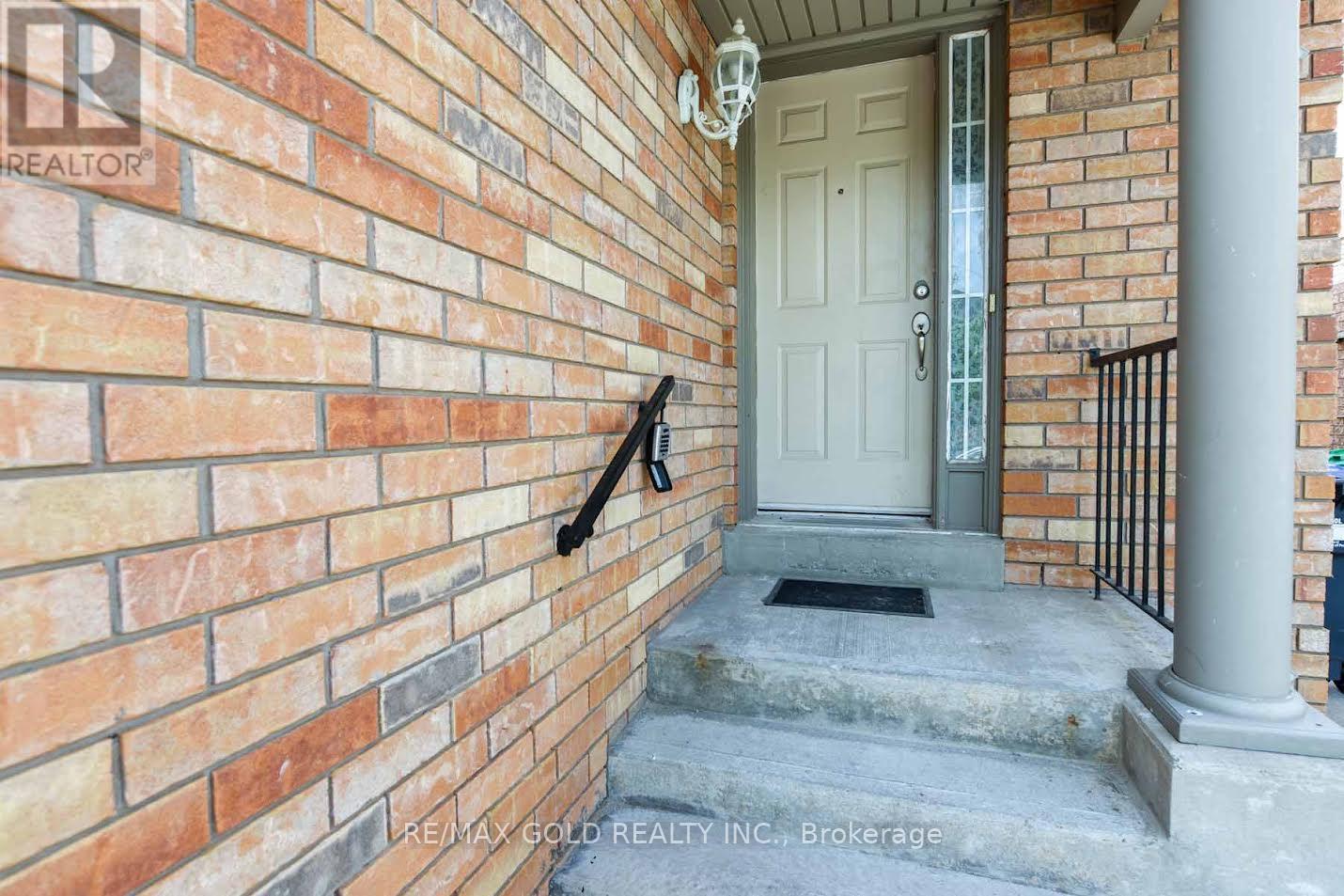 35 Needlewood Lane, Brampton, Ontario  L6R 2N3 - Photo 2 - W13587348