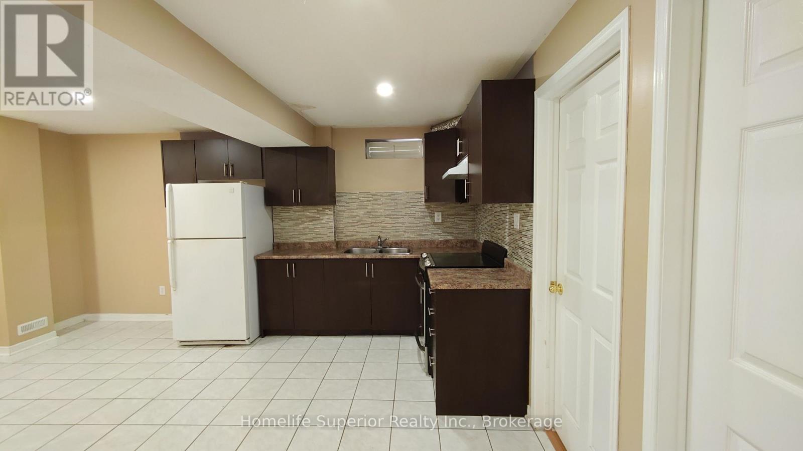 17 Summerfield Crescent, Brampton (Brampton West), Ontario  L6X 4K4 - Photo 5 - W13587588