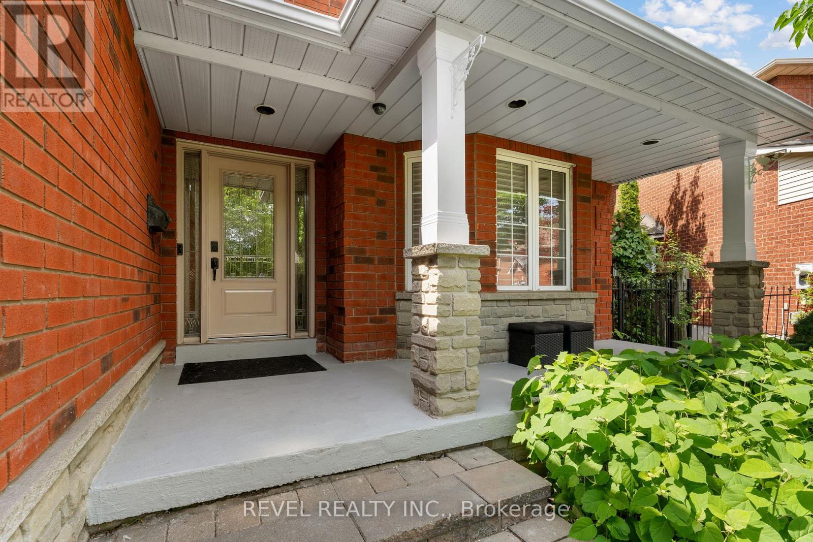 7 Callander Court, Ajax, Ontario  L1S 7M5 - Photo 4 - E13588036