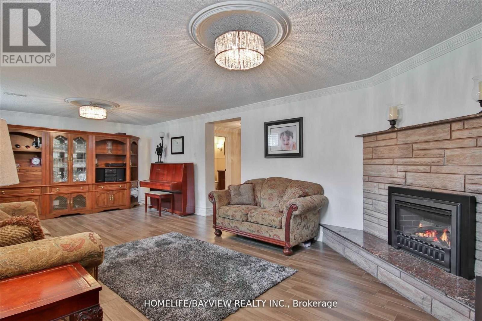 72 Keegan (Lower) Crescent, Toronto, Ontario  M3J 1G2 - Photo 4 - W13588080