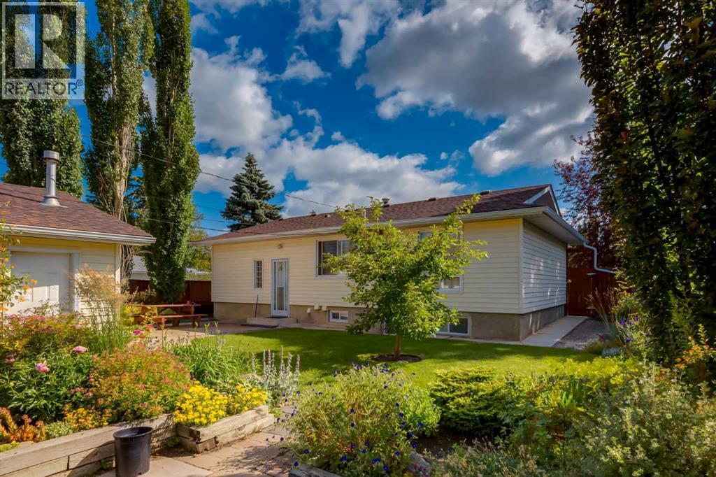 228 Maple Court Crescent Se, Calgary, Alberta  T2J 1W2 - Photo 2 - A2329339