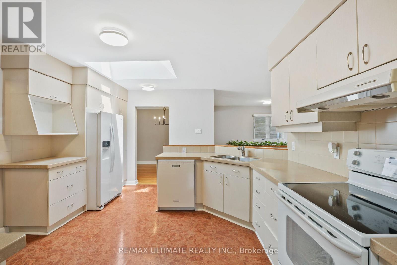 121 Elvaston Drive, Toronto, Ontario  M4A 1N8 - Photo 8 - C13588490