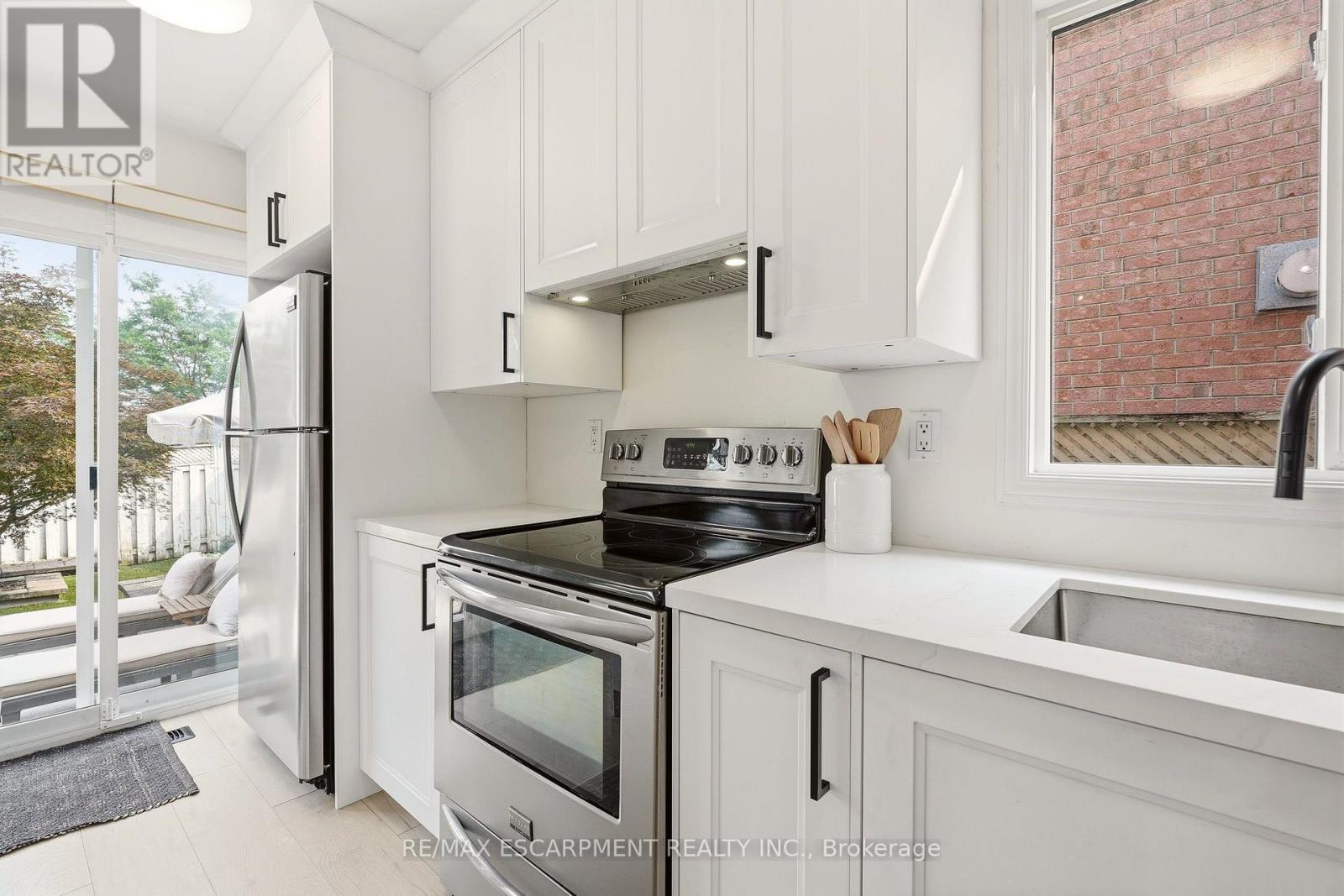 5116 Silvercreek Drive, Burlington, Ontario  L7L 6K5 - Photo 5 - W13588676