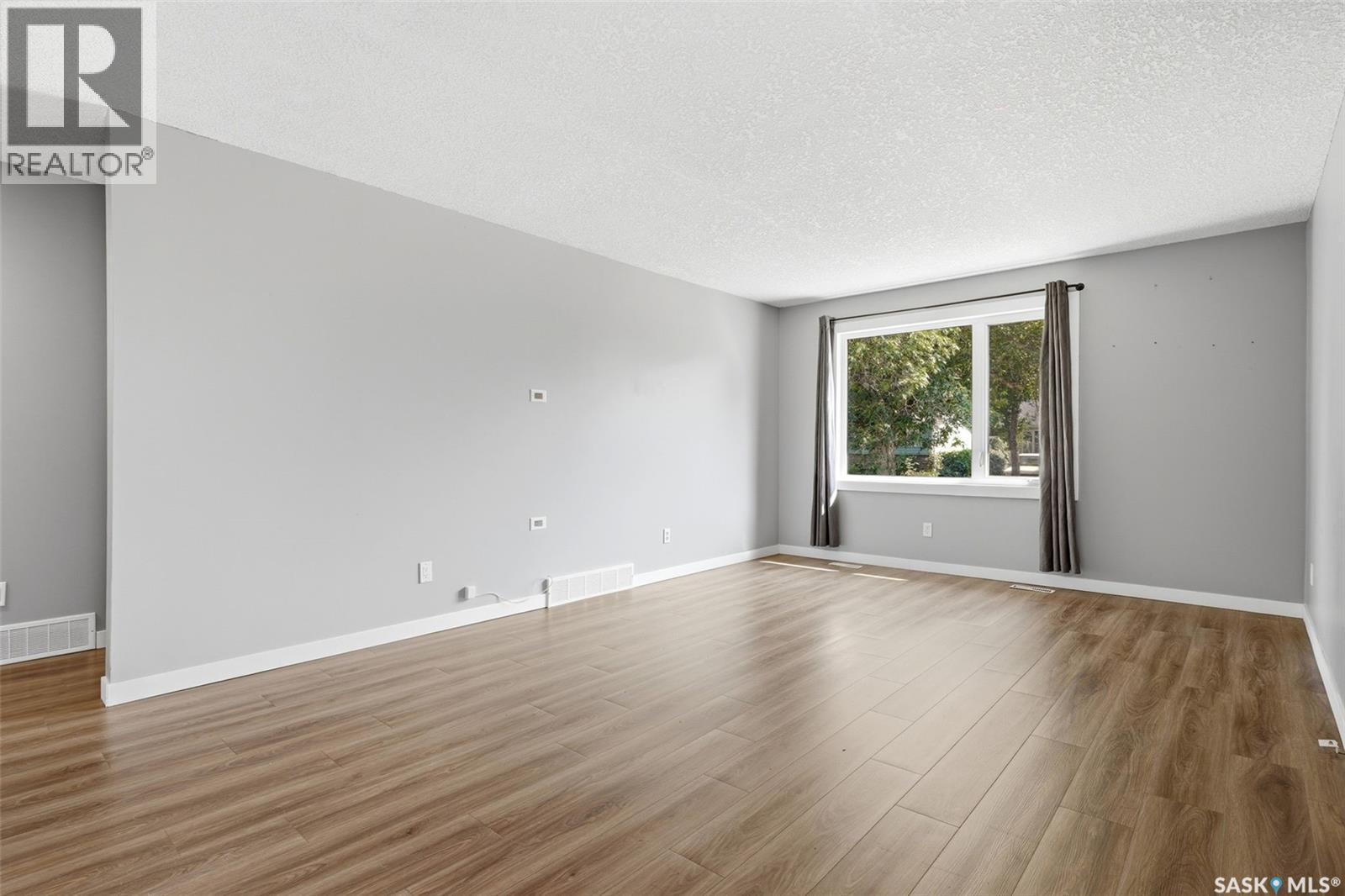 214 Church Drive, Regina, Saskatchewan  S4X 1M1 - Photo 3 - SK043229