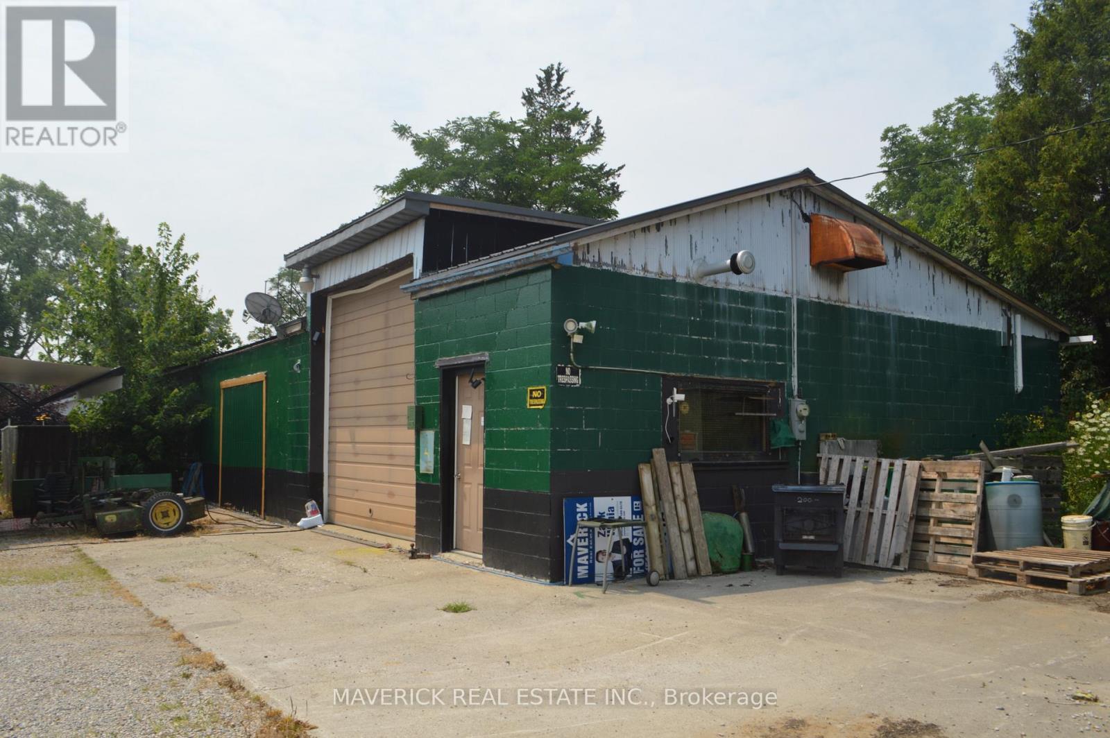 1742 Longwoods Road, Southwest Middlesex, Ontario  N0L 2N0 - Photo 3 - X13588920