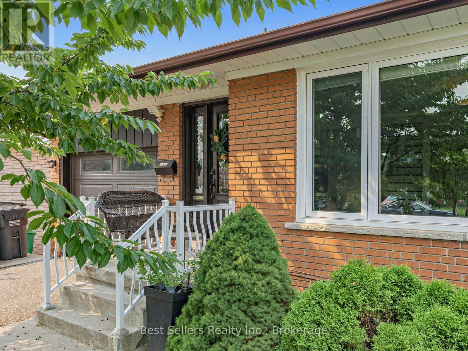 3272 Marlene Court, Mississauga, Ontario  L4X 2N5 - Photo 4 - W13584650