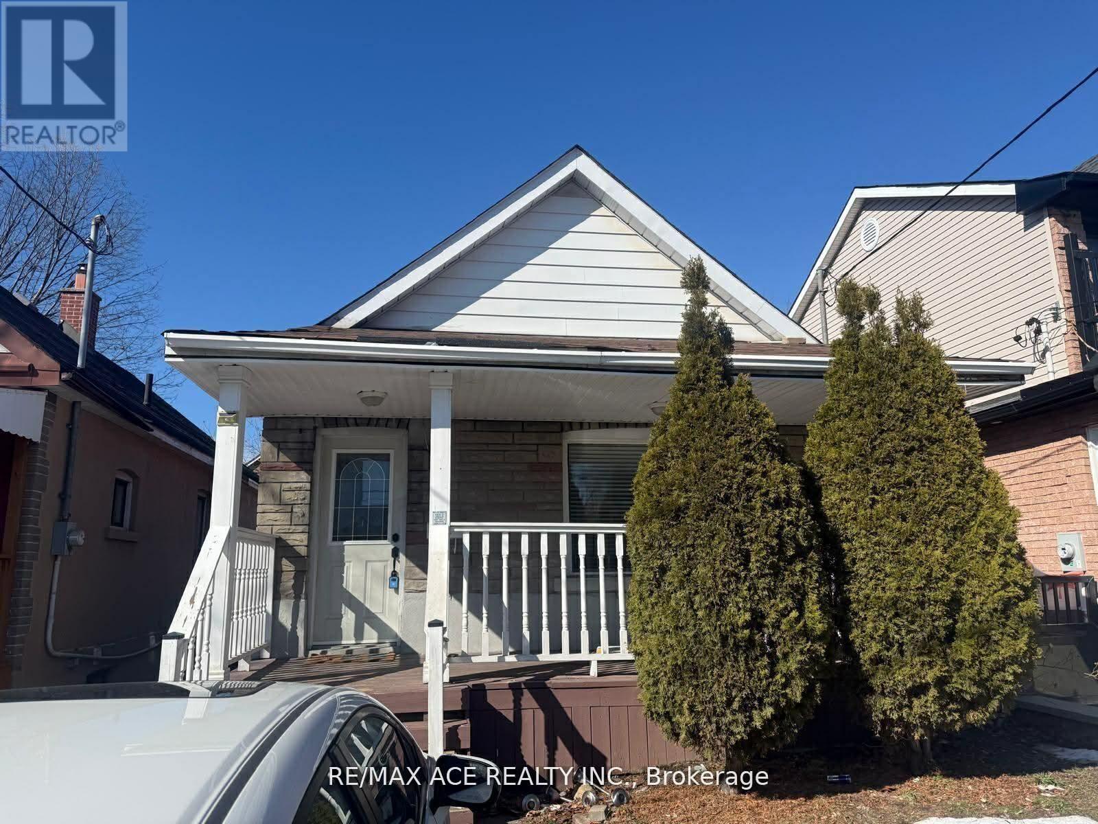 <div class="slider-price">$699,000</div><p>12 Mahoney Avenue, Toronto, Ontario</p>