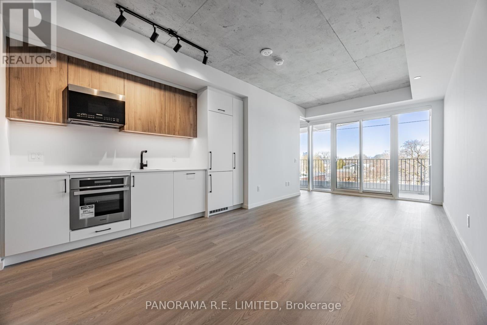 415 - 689 THE QUEENSWAY, Toronto, Ontario