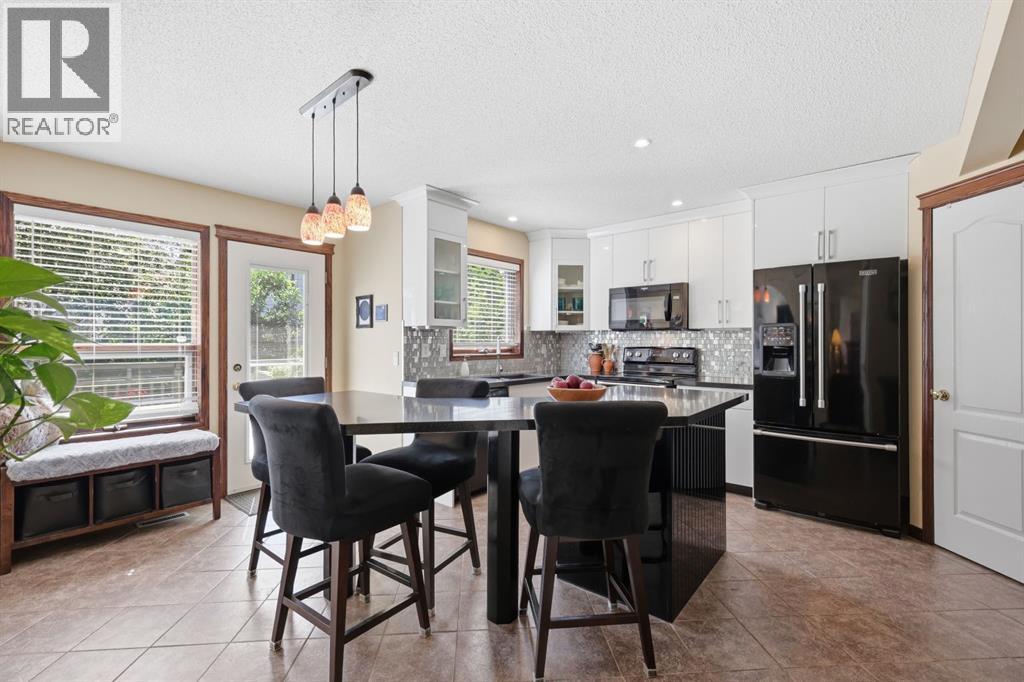 12 Valley Glen Heights NW, Calgary, Alberta  T3B 5R2 - Photo 9 - A2329136