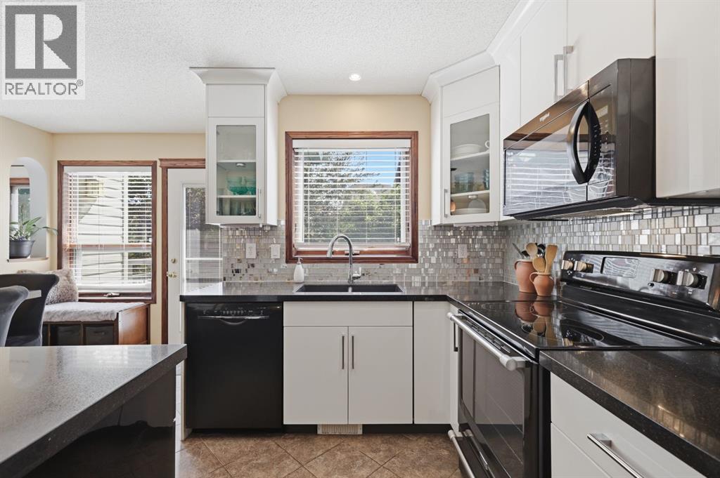 12 Valley Glen Heights NW, Calgary, Alberta  T3B 5R2 - Photo 11 - A2329136