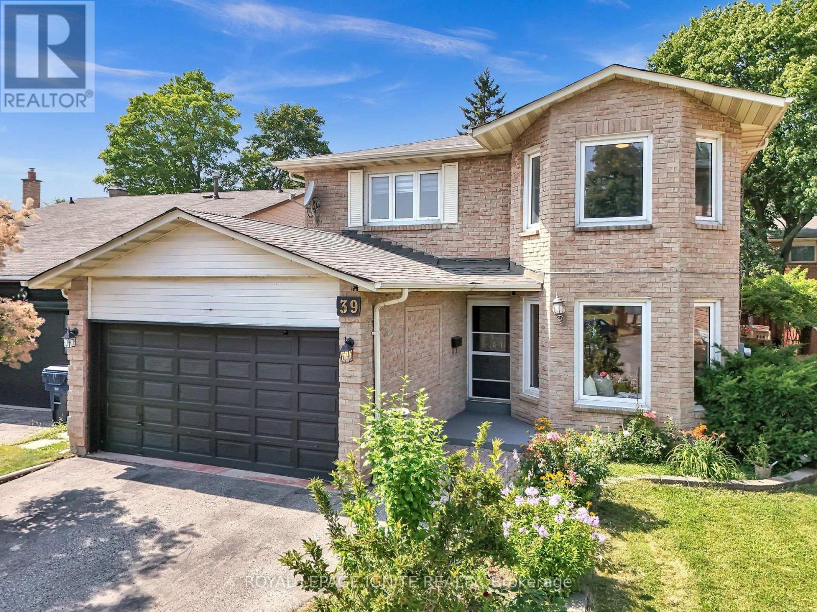 <div class="slider-price">$999,989</div><p>39 Saddleback Court, Toronto, Ontario</p>