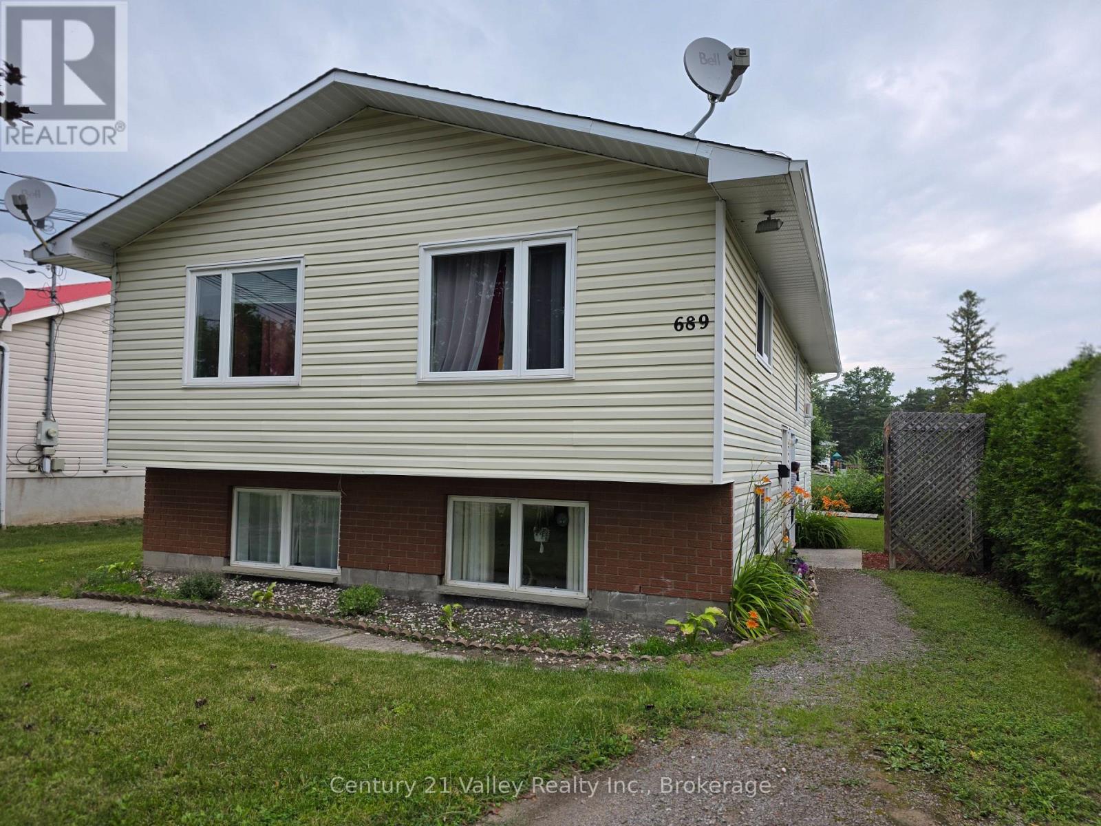 689 Fourth Street, Renfrew, Ontario K7V 1H2 - Photo 2 - X13589148