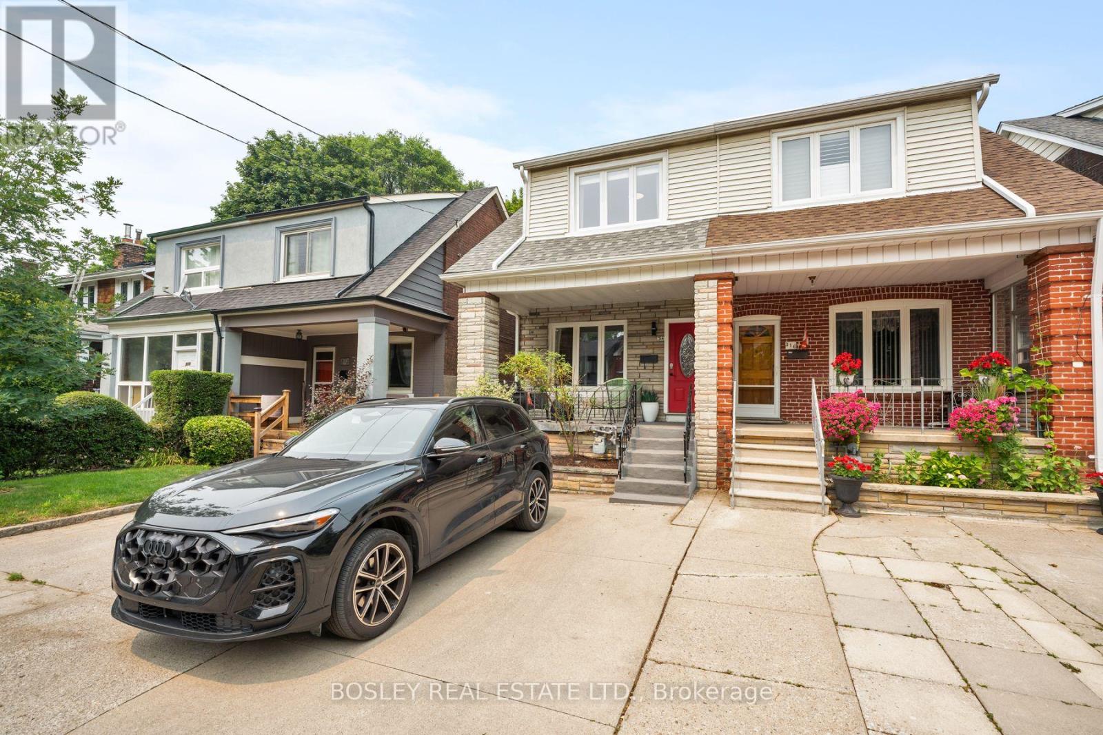 <div class="slider-price">$1,099,000</div><p>314 Milverton Boulevard, Toronto, Ontario</p>