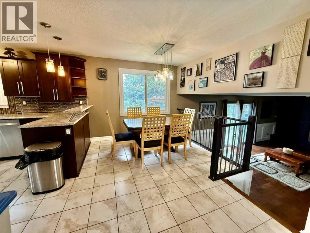 147 Seabolt Crescent, Hinton, Alberta  T7V 1K4 - Photo 4 - A2313417