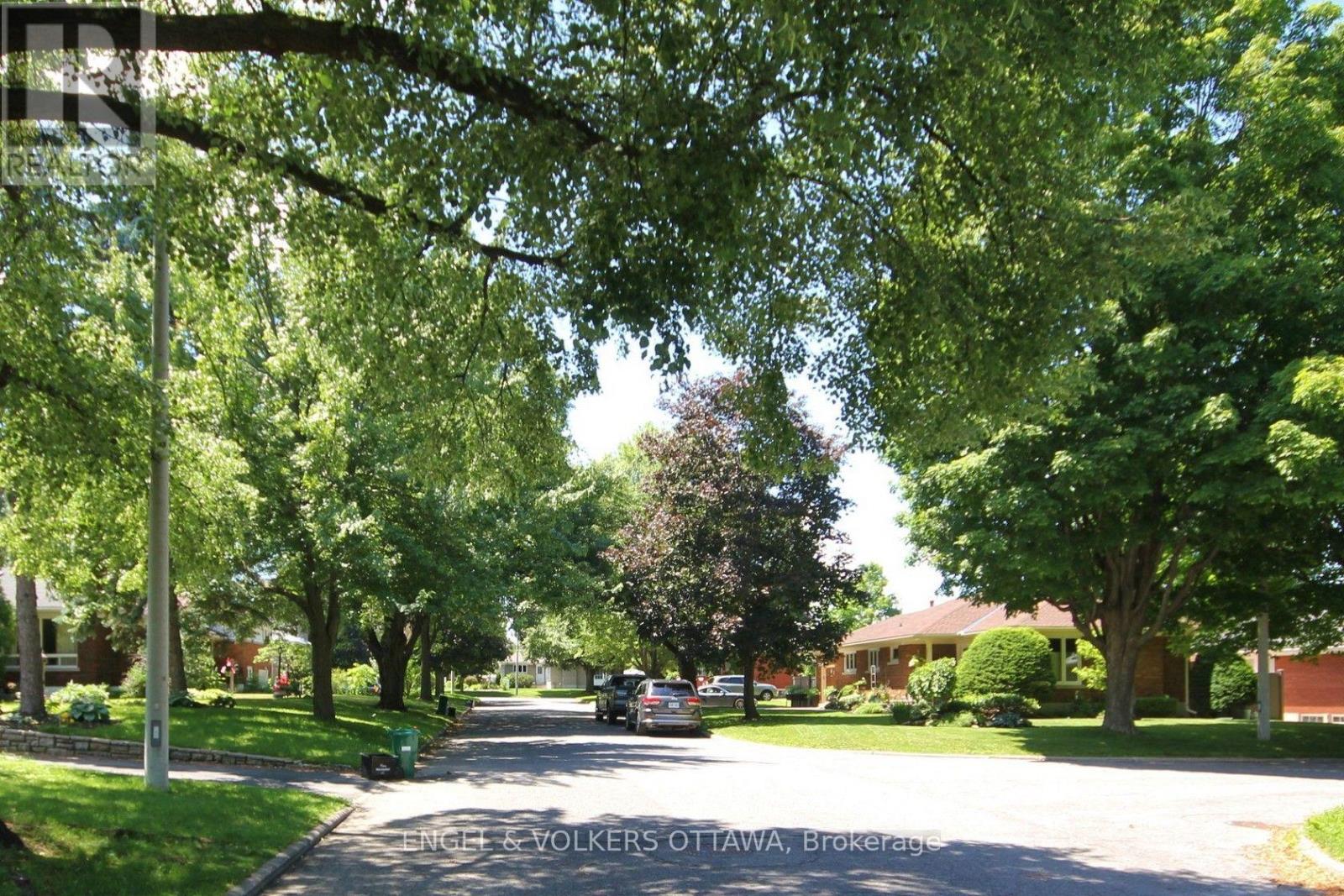 B - 2073 Alton Street, Ottawa, Ontario  K1G 1X3 - Photo 2 - X13589742